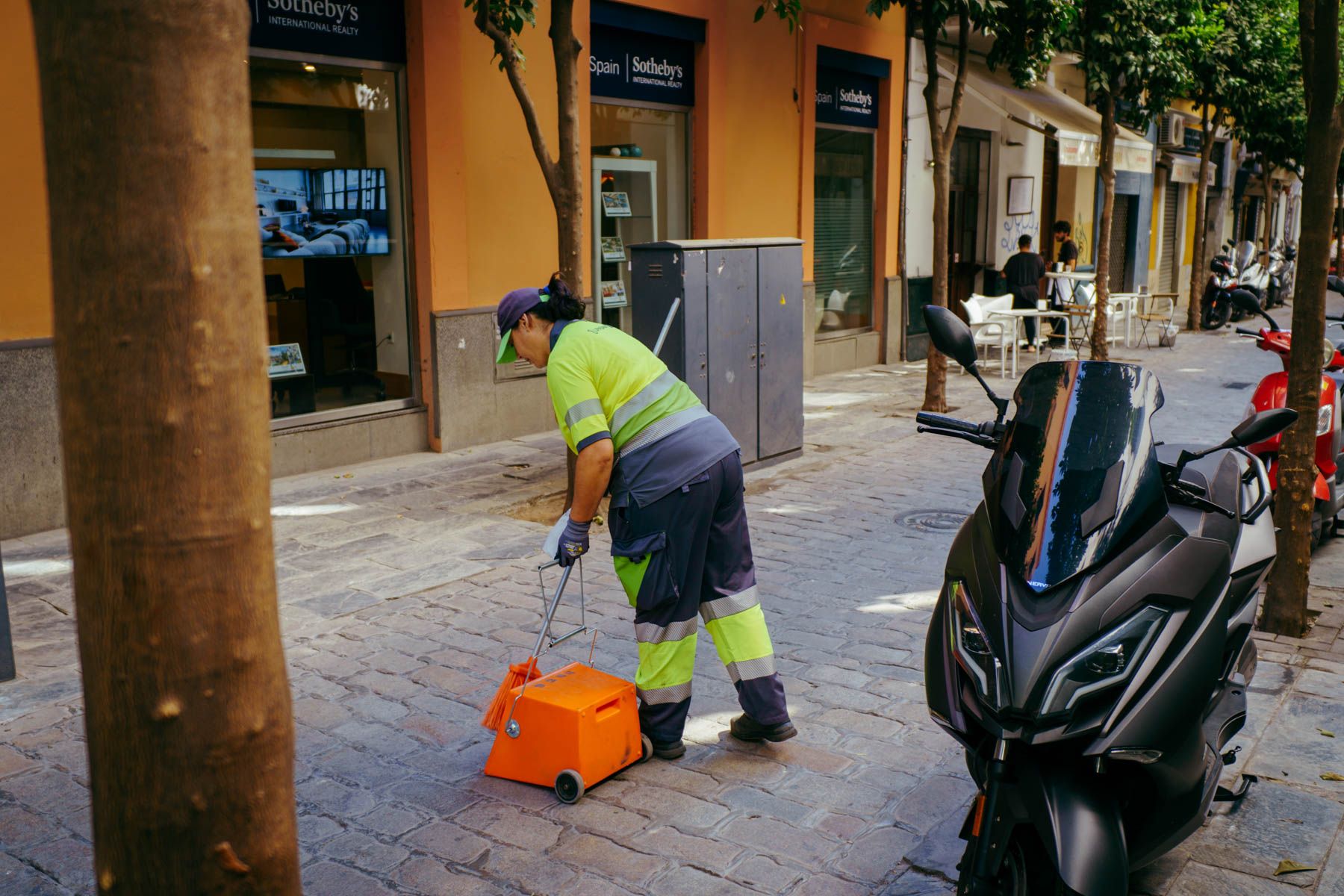 Una trabajadora de Lipasam, por el centro de Sevilla.