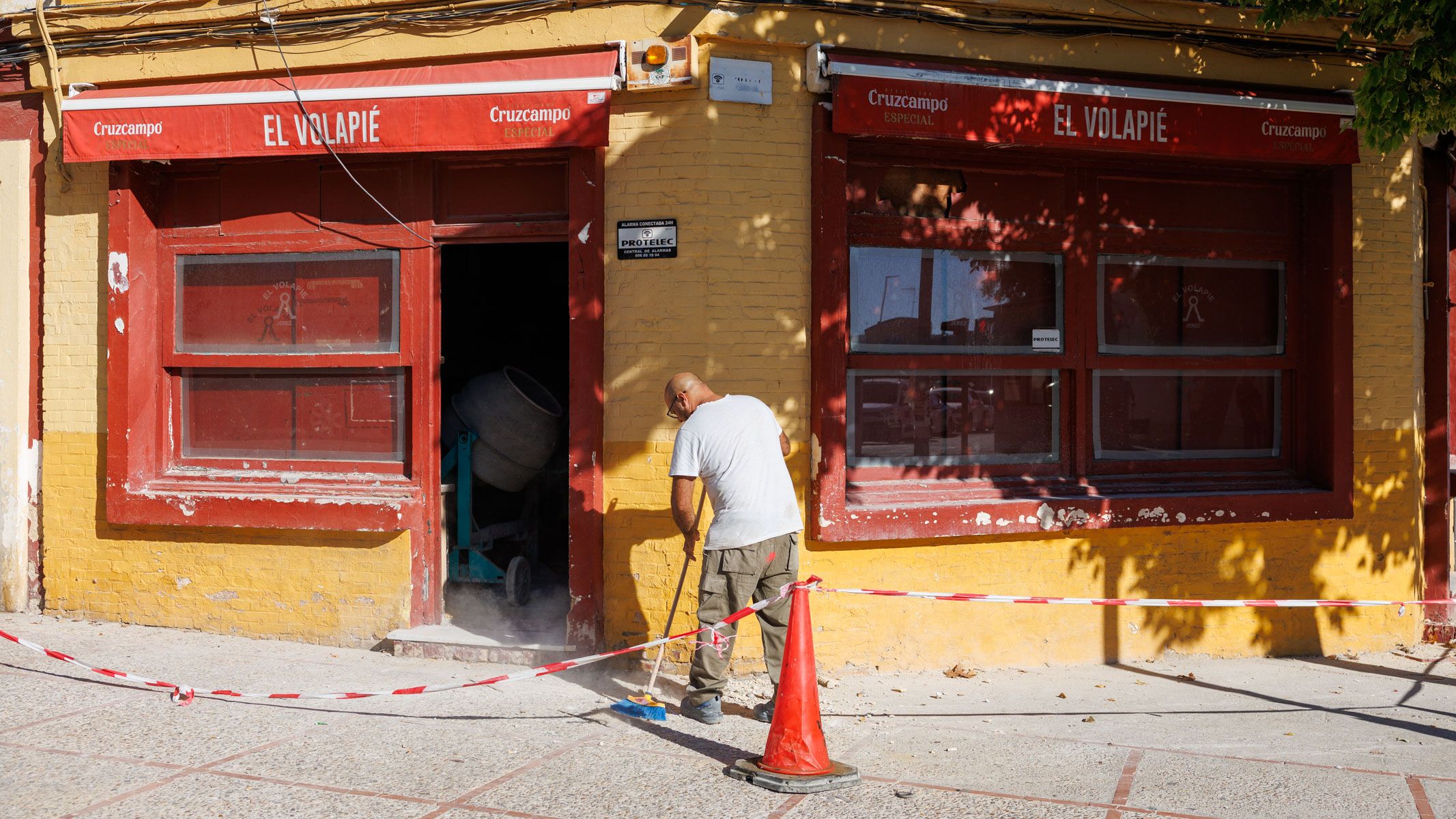Un obrero, en la puerta del antiguo bar Volapié.
