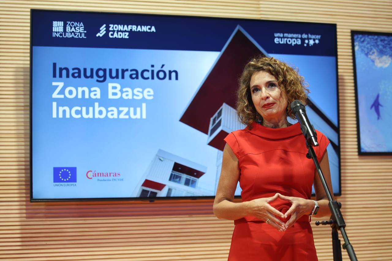 María Jesús Montero en su visita a la Zona Franca.