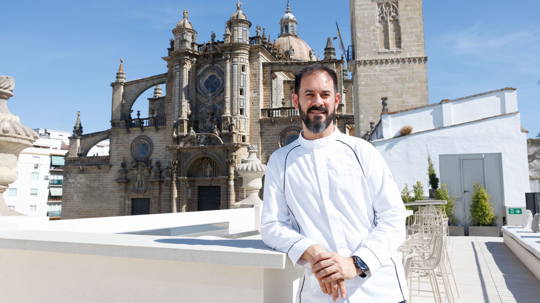 Alejandro Sánchez Soto posa, tras el pase de mediodía en Asidonia, en el ático del hotel-restaurante con vistas a la Catedral de Jerez.