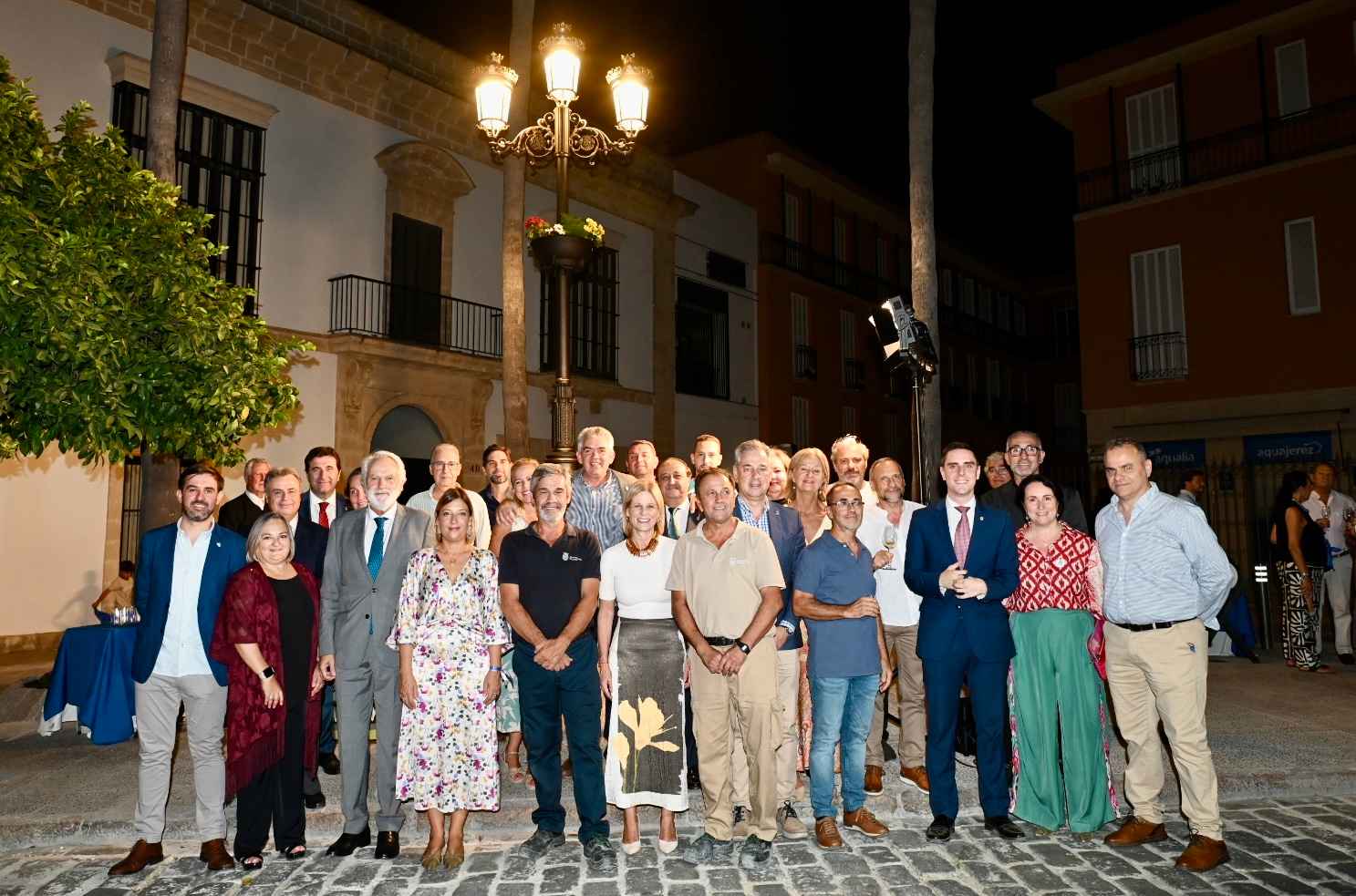 Imagen del acto de inauguración de la farola-monumento de Manuel María González.