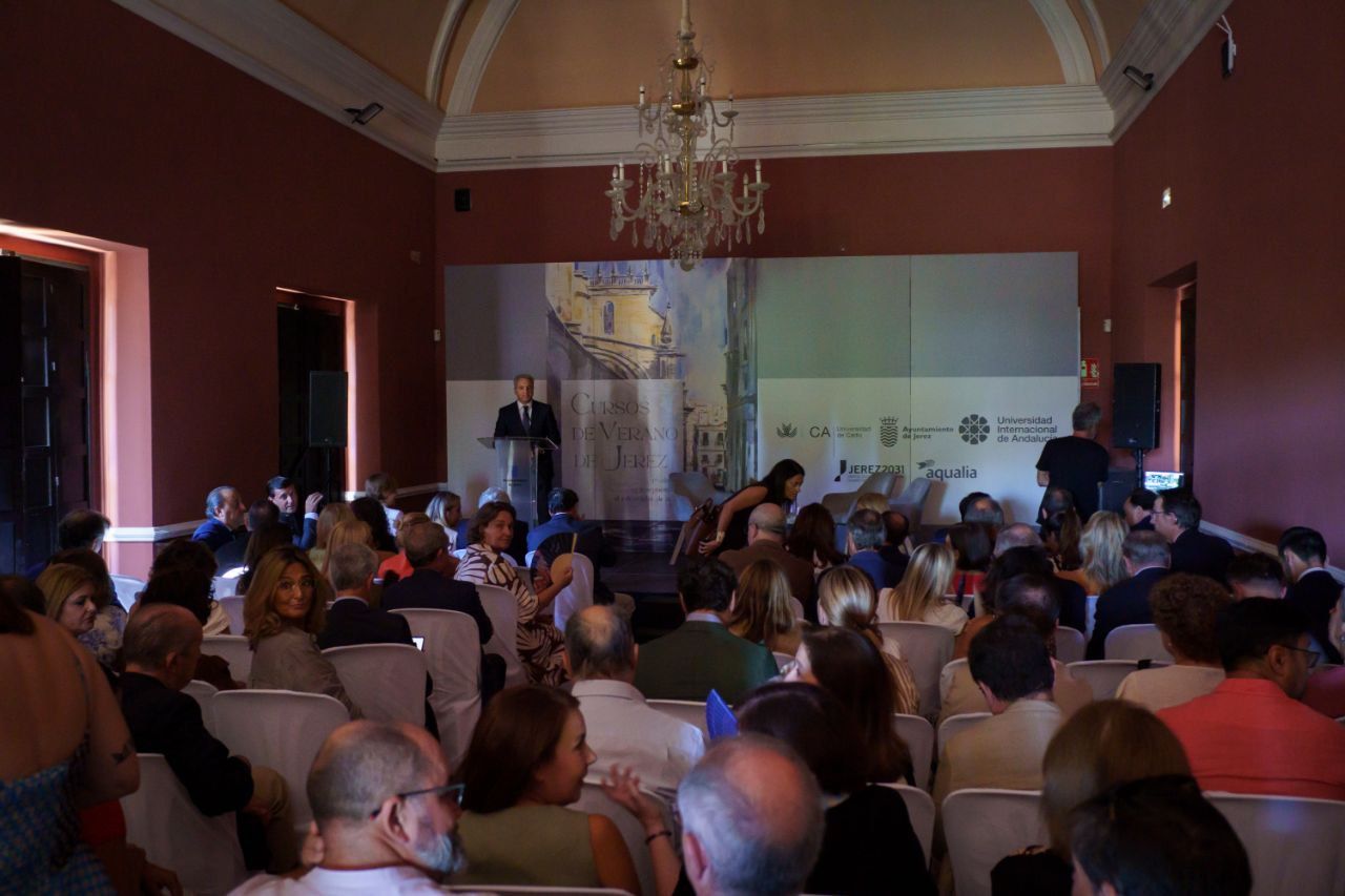 Vicente Vallés durante el apagón en su conferencia.