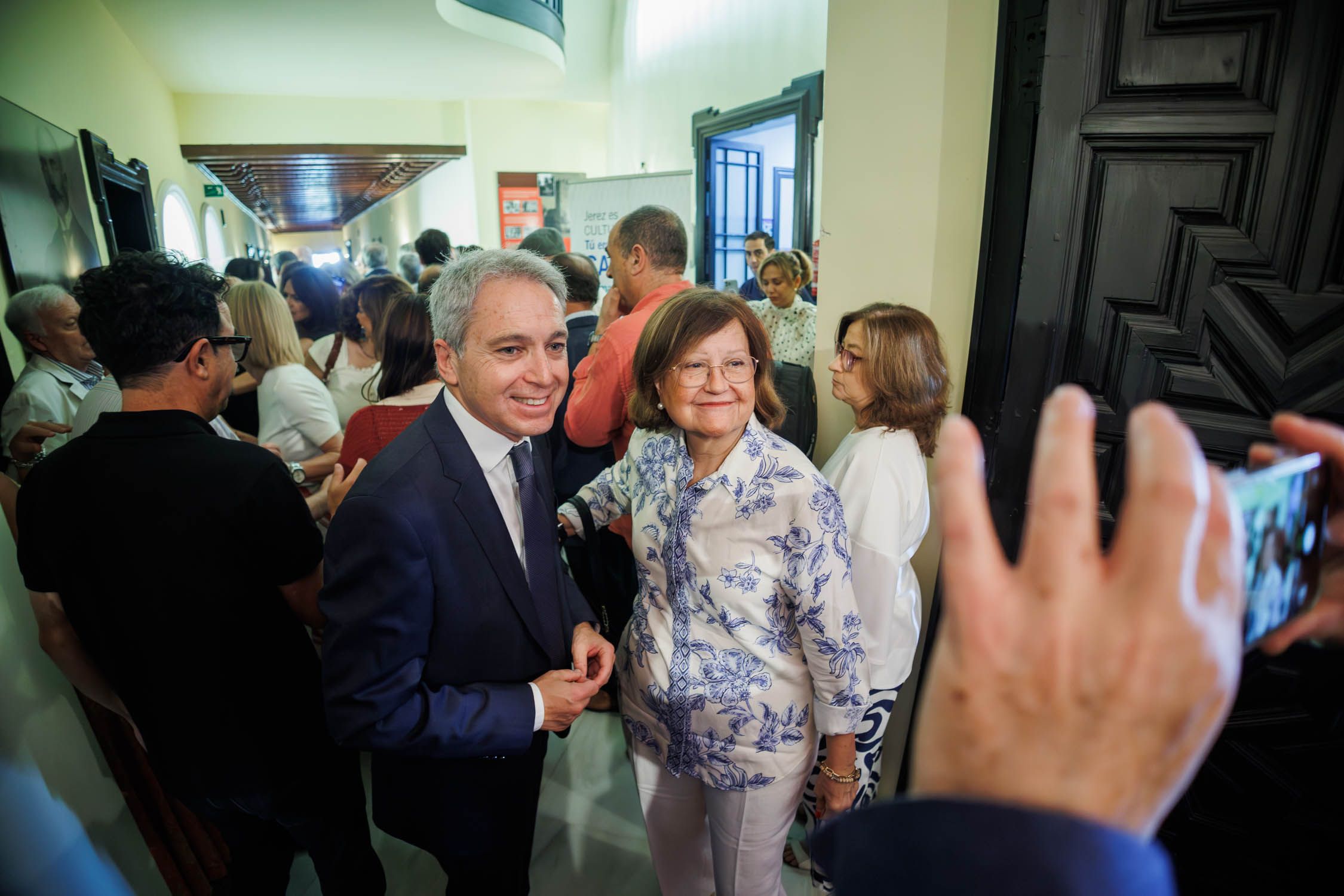 El periodista Vicente Vallés, haciéndose una foto con una asistente a la inauguración de los cursos de verano.