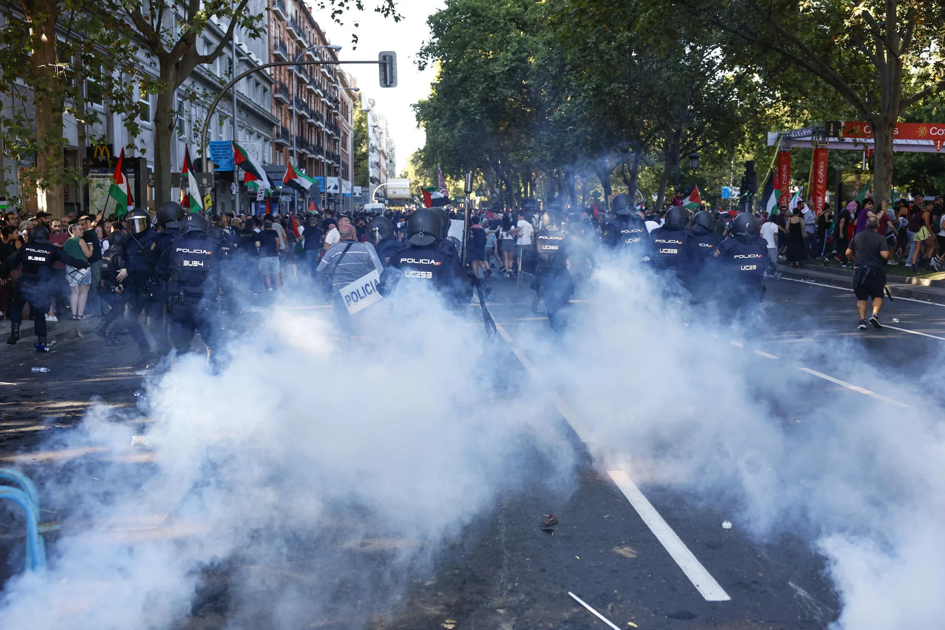 Los manifestantes propalestinos cortan el recorrido de los ciclistas en el Paseo del Prado.