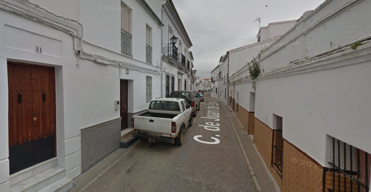 Cazalla de la Sierra. Calle donde se ha incendiado una vivienda.