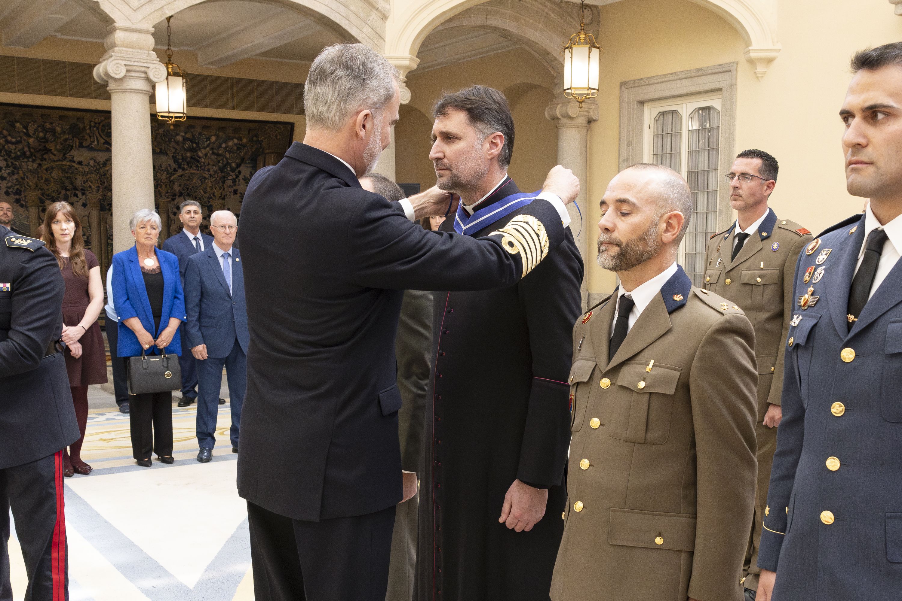 Iván Cote recibiendo la Orden al Mérito Civil de manos del Rey Felipe VI.