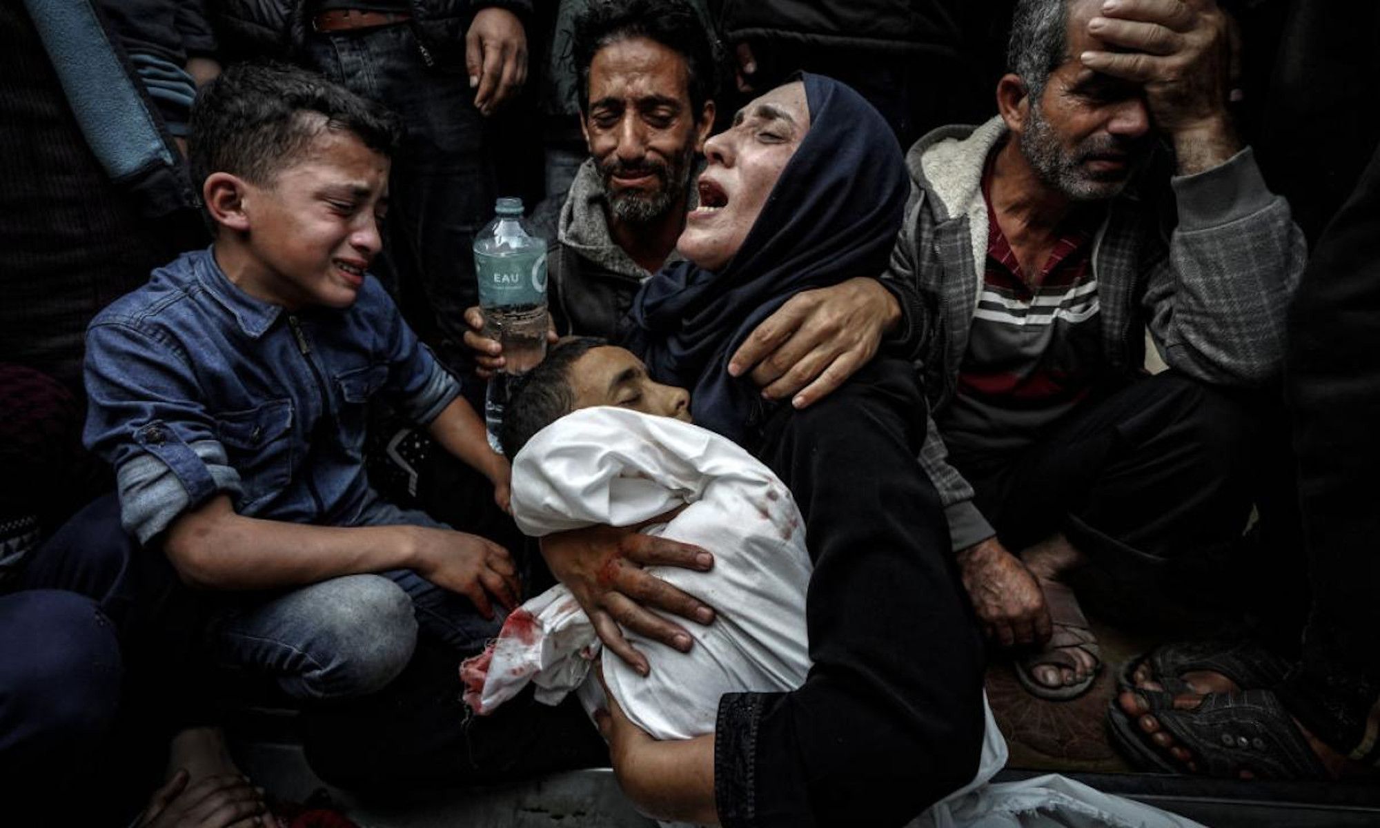 Una mujer grita abrazando el cuerpo de su hijo muerto en un ataque de Israel.