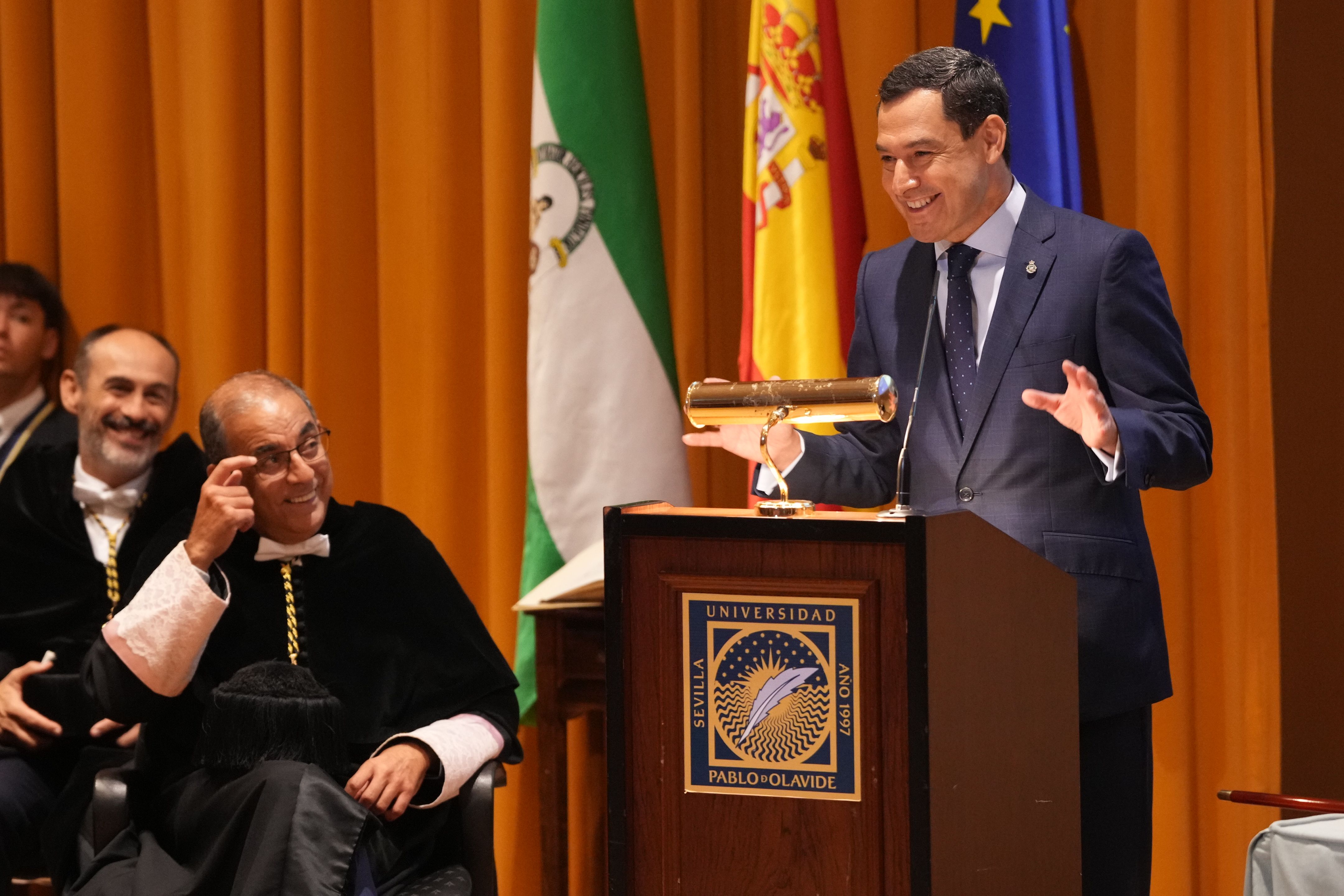 Juanma Moreno en la apertura del curso de la UPO.