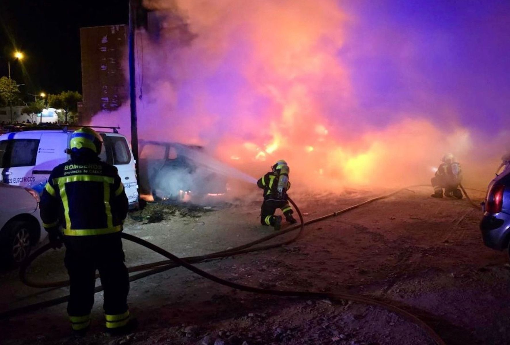 Los bomberos intervienen en un incendio de coches en San Fernando.