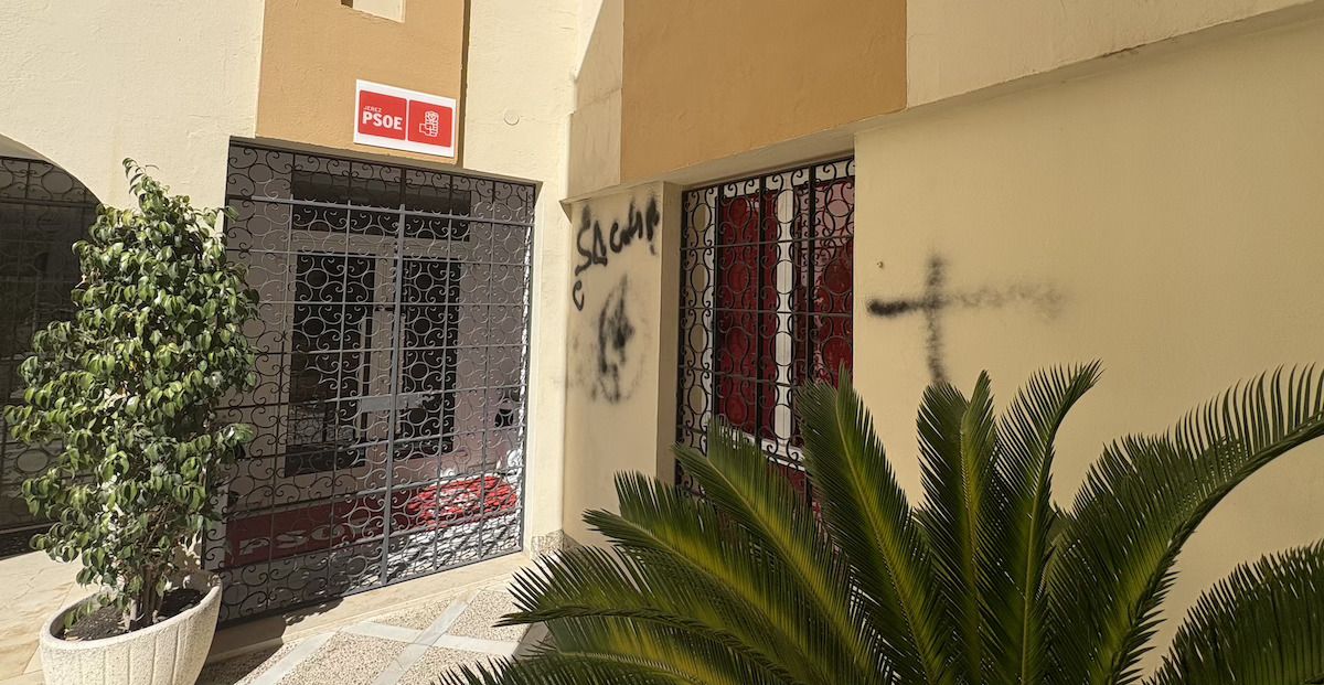 Pintadas en la sede del PSOE de Jerez.