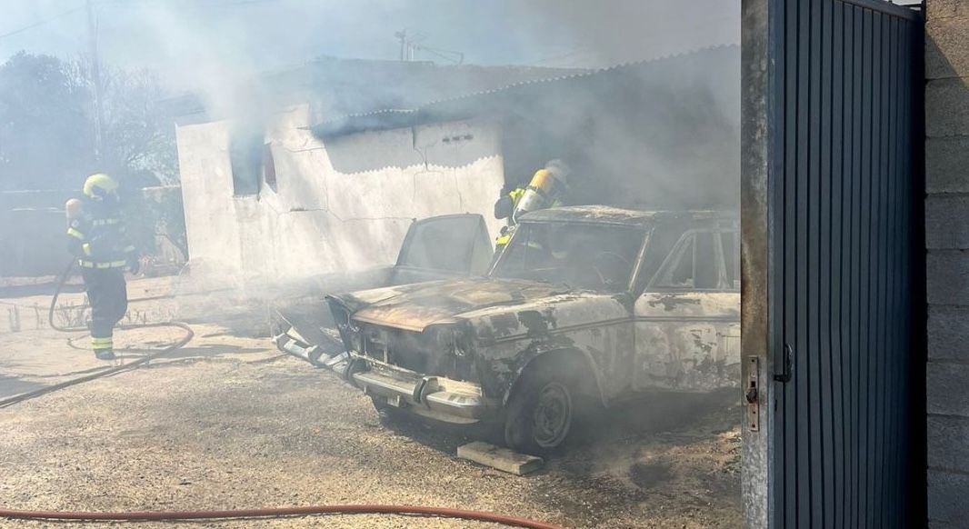 El coche clásico que sale ardiendo en Chiclana.