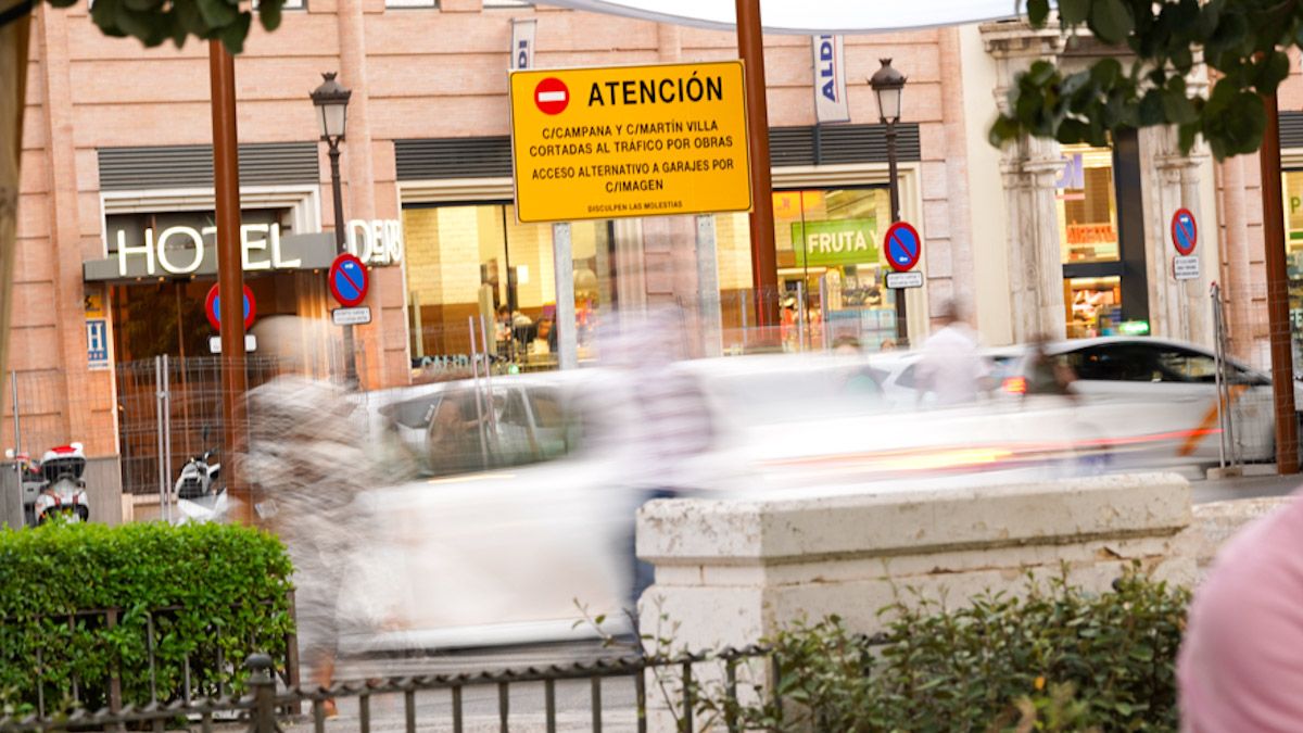 Señalética avisando del corte de calles por las obras del Tranvibús en Sevilla. Señalética avisando del corte de calles por las obras del Tranvibús en Sevilla.