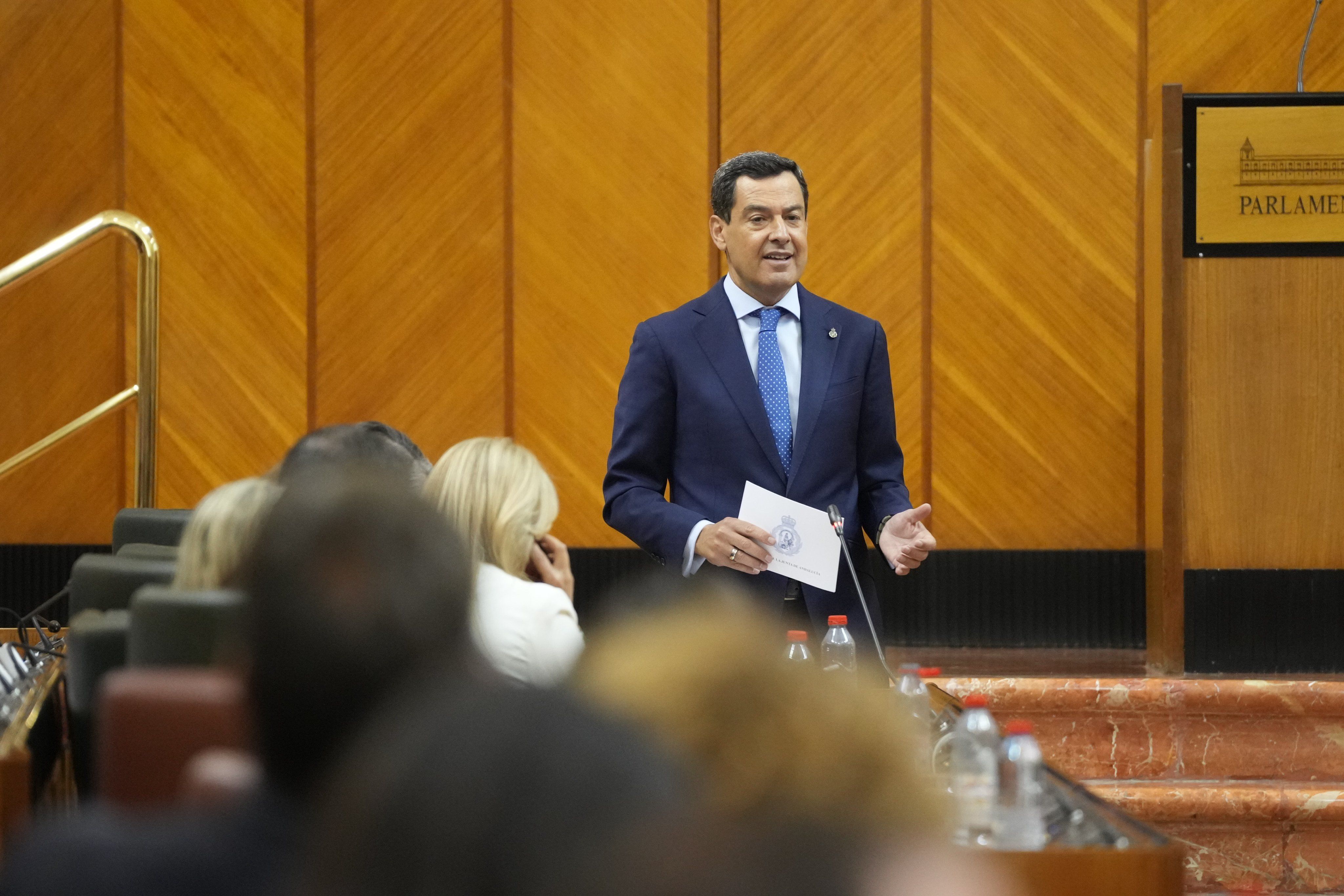 Juanma Moreno, en una imagen reciente en una seisón de control.