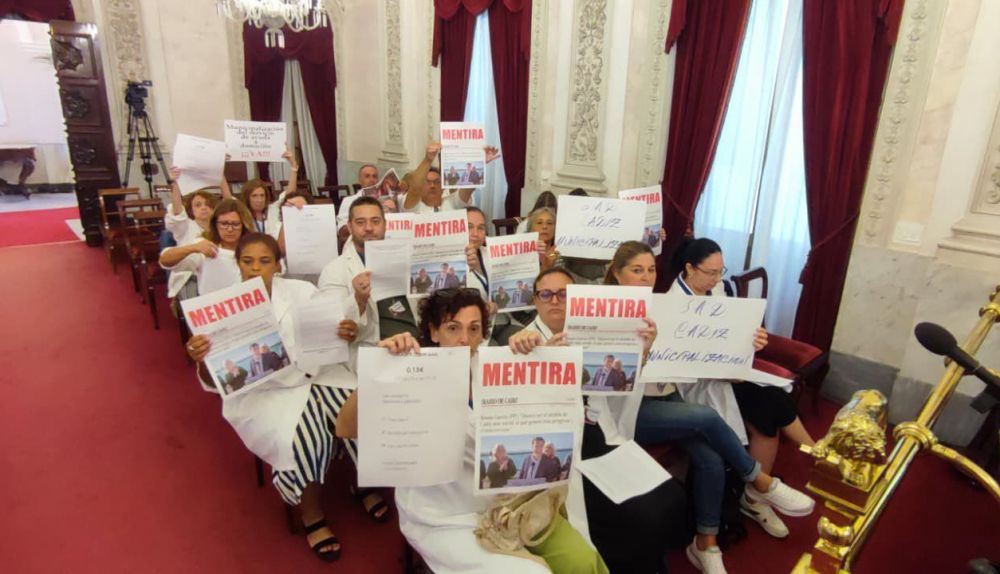 Trabajadoras del servicio de ayuda a domicilio protestan en el pleno municipal de este jueves, en una imagen de Adelante.   FOTO: EULOGIO GARCÍA