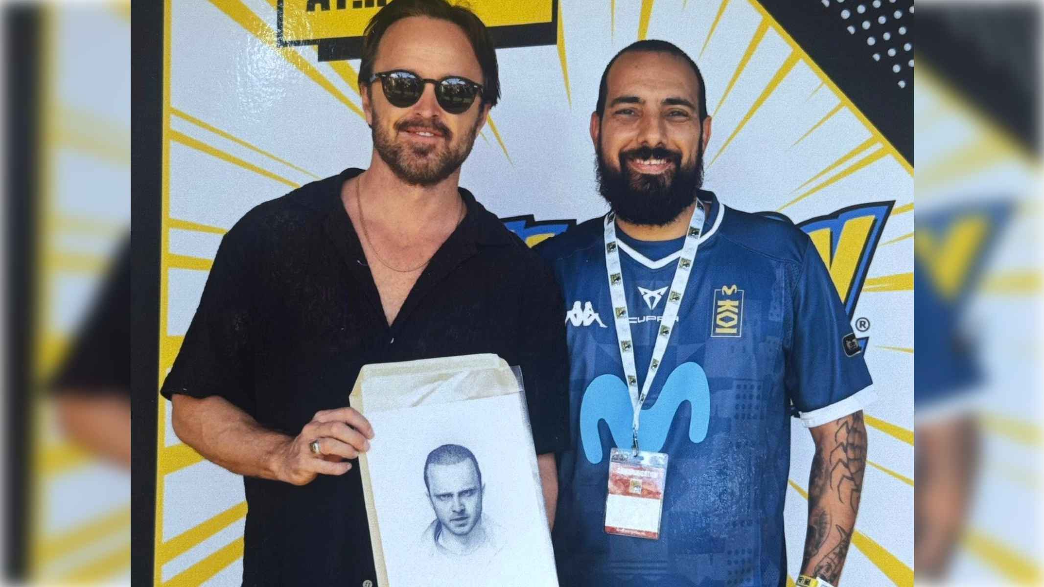 Aaron Paul, con el retrato que le ha regalado Pol Tattoo.