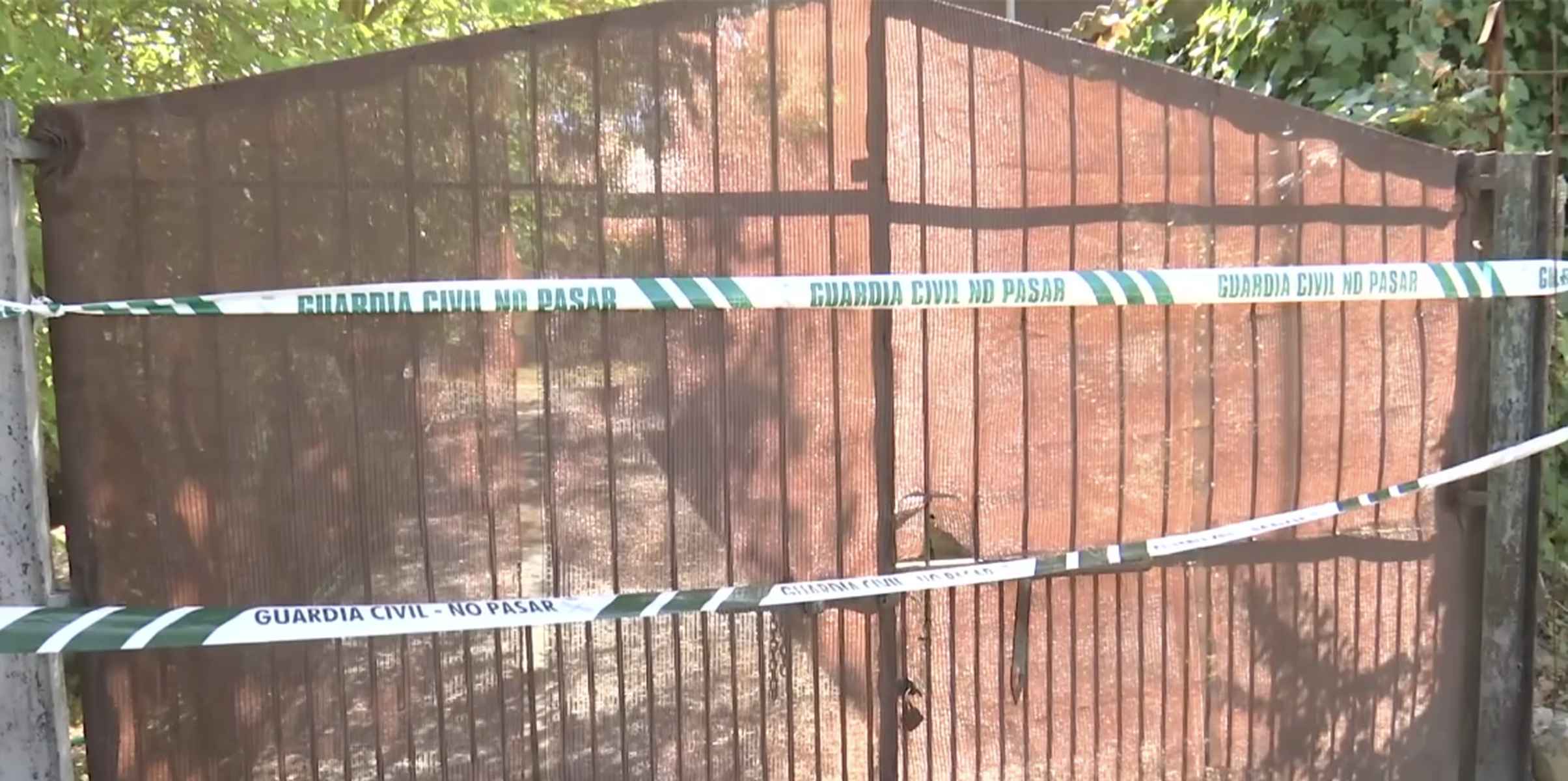 Entrada de la casa donde ha tenido lugar el crimen de Ambrosio.   FOTO: CANAL SUR