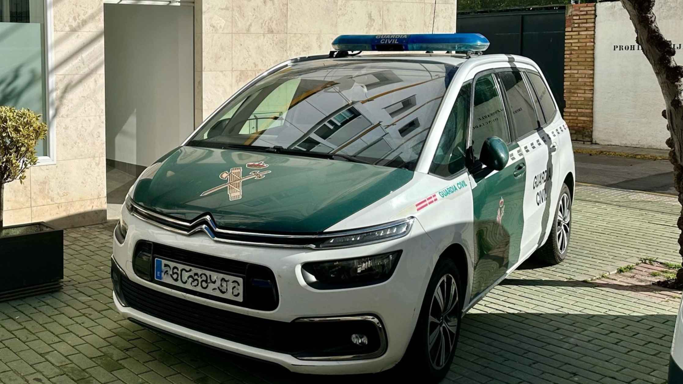 Un coche de la Guardia Civil en Ubrique.
