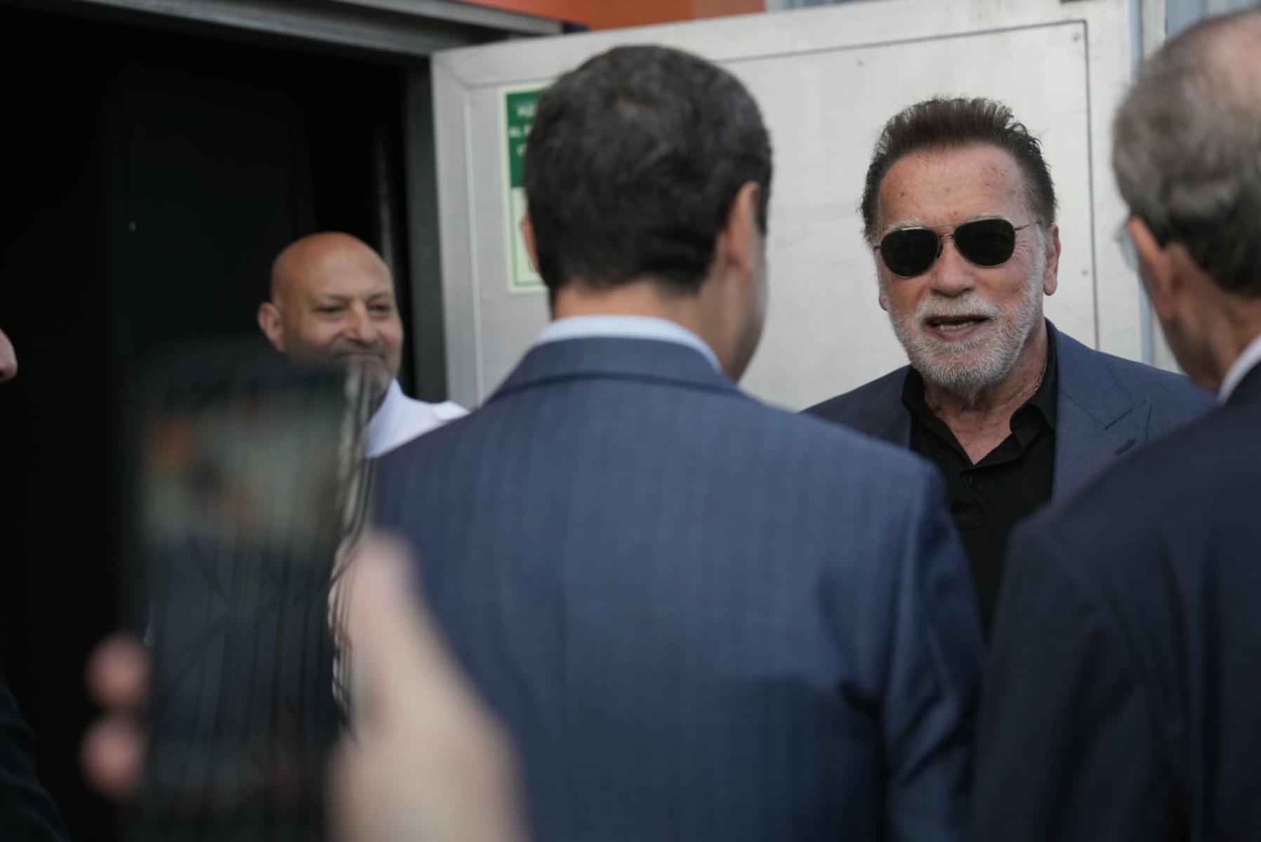 Arnold Schwarzenegger, dialogando con Juanma Moreno.