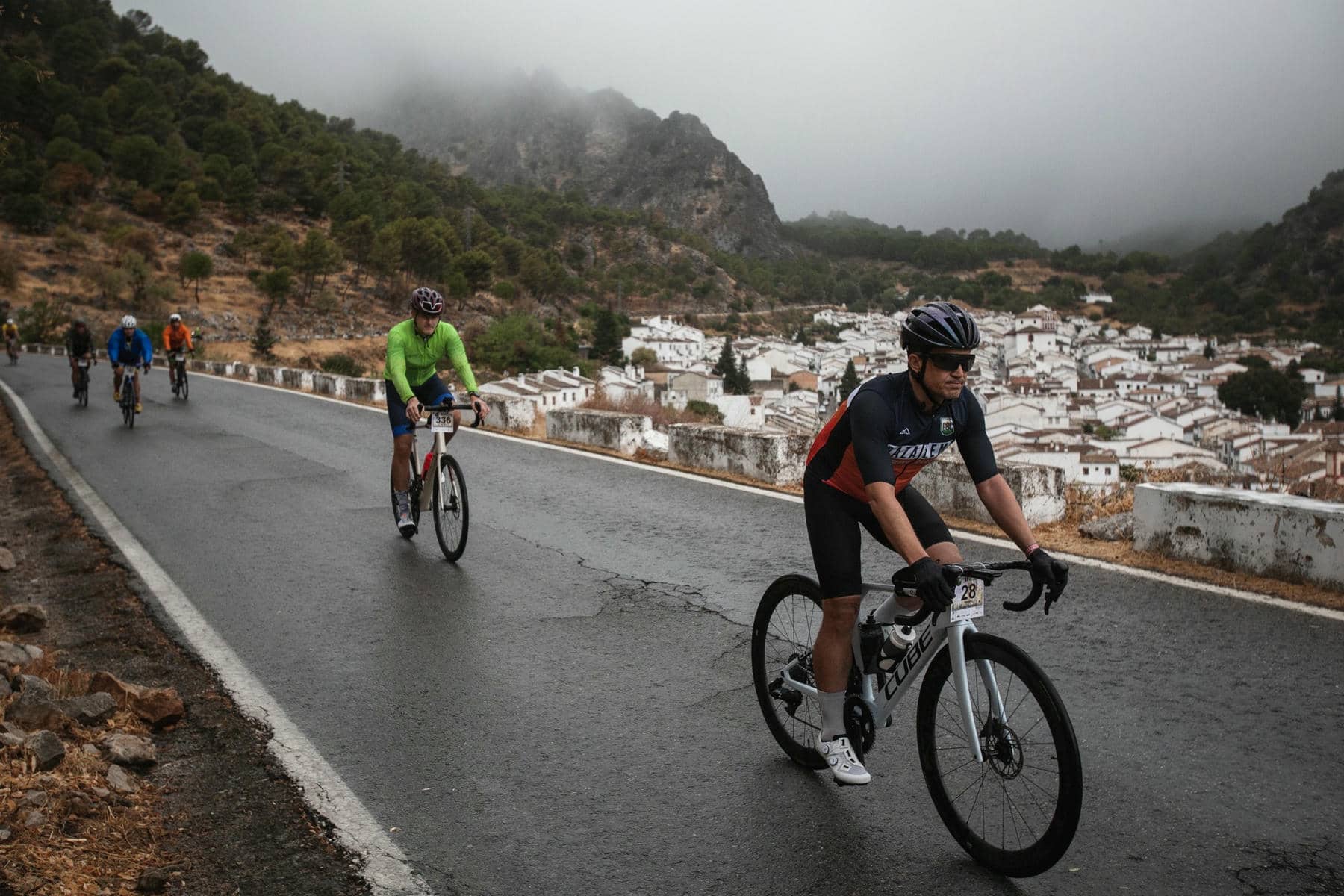 CIclistas por la Sierra de Grazalema, este domingo. (1)