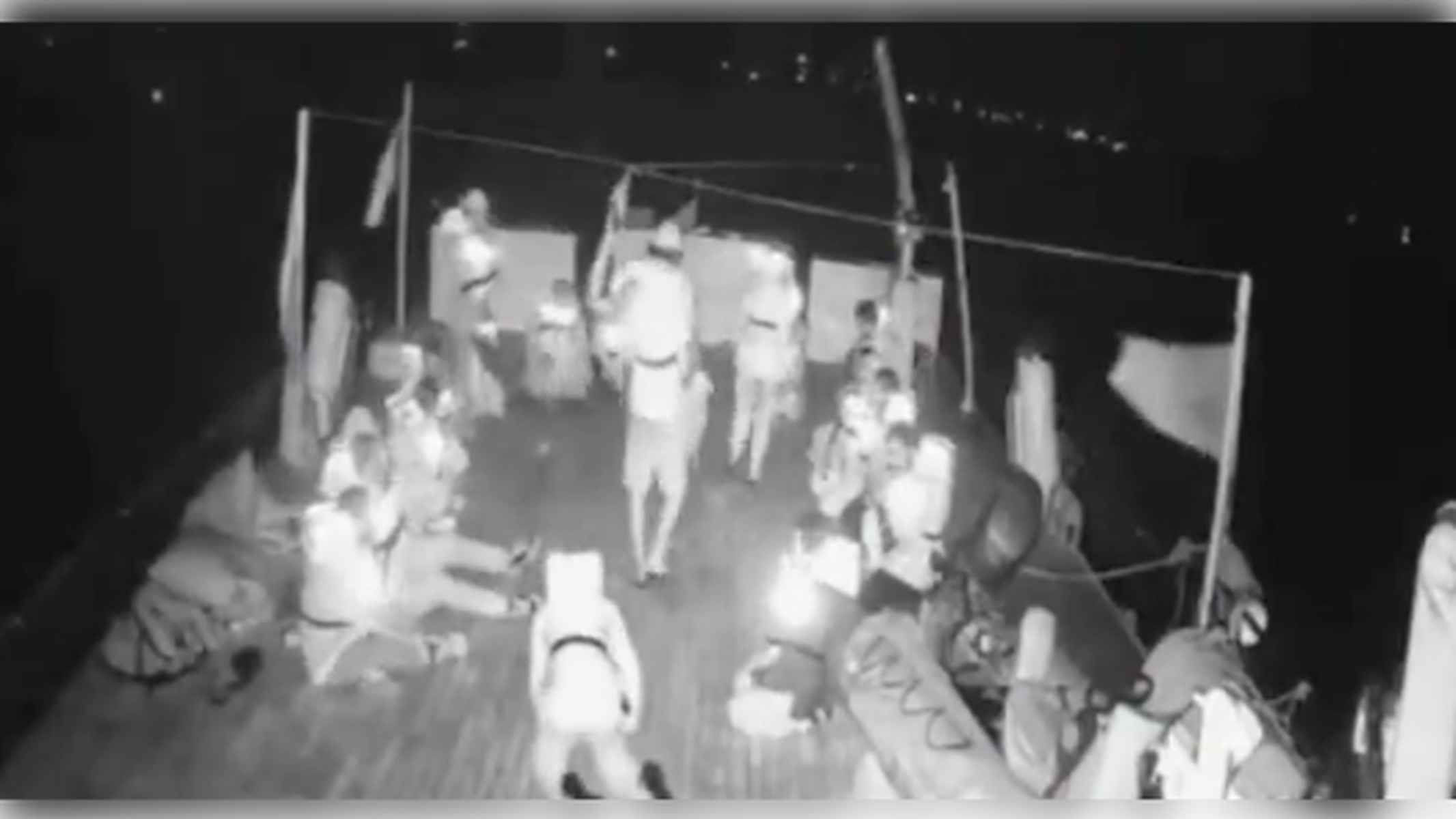 Integrantes de una de las embarcaciones de la flotilla.