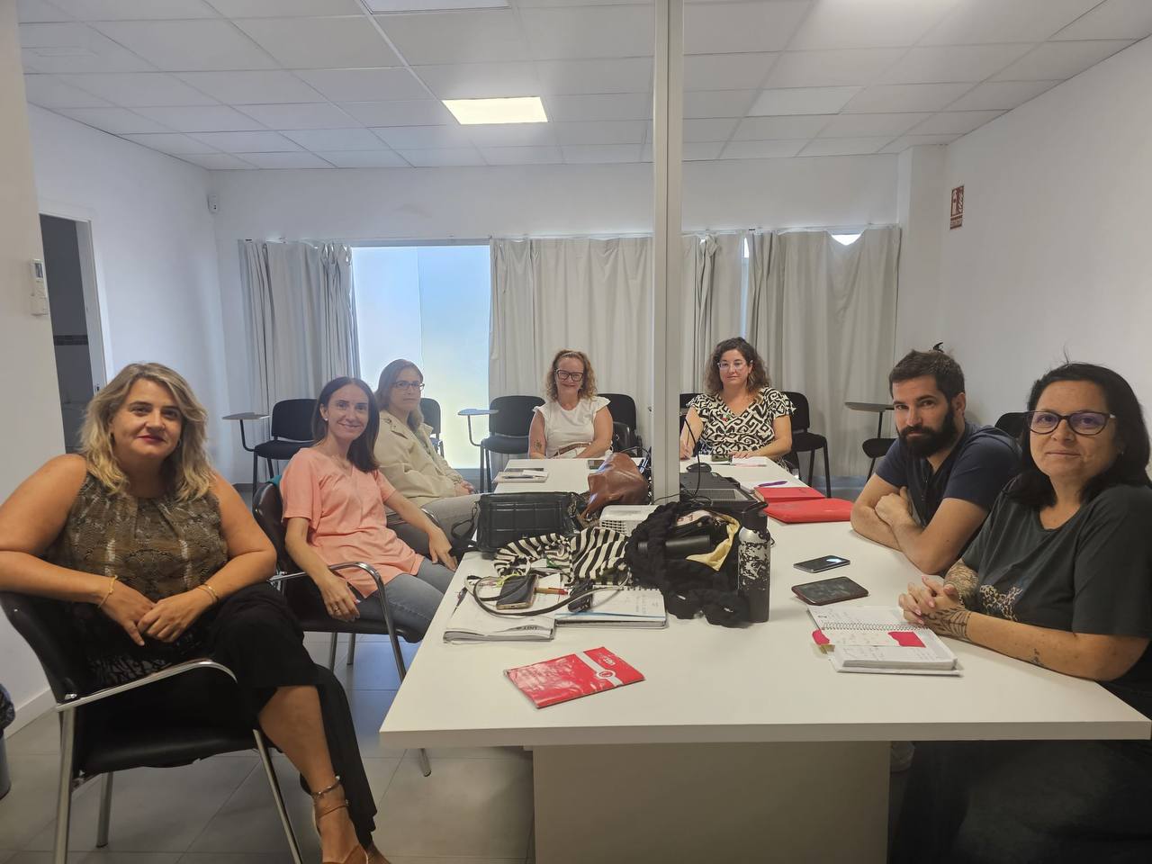 Reunión de IU con miembros de UGT para tratar el ERE en The Phone House. 
