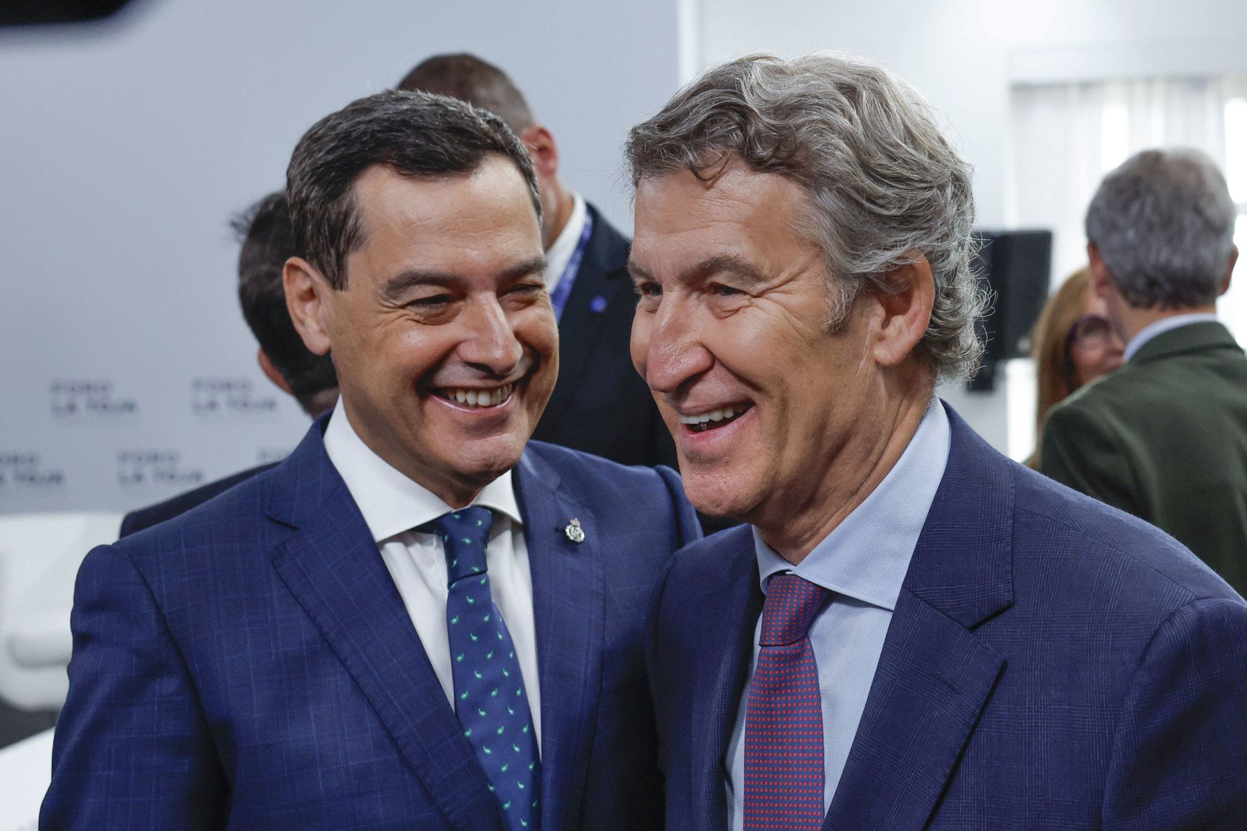 Alberto Núñez Feijóo, junto a Juanma Moreno.