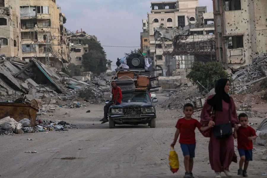 Palestinos dejan la ciudad de Gaza y se desplazan al sur de la Franja.