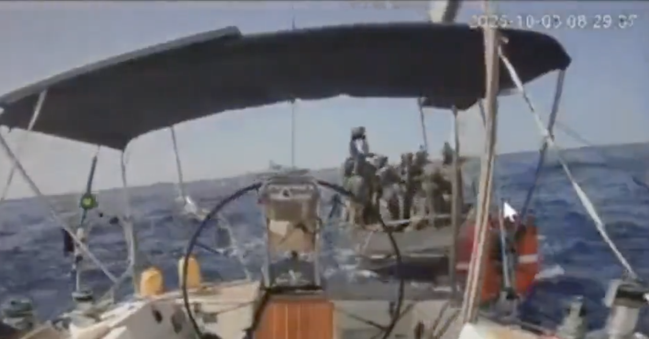 Fuerzas israelíes interceptando una embarcación de la flotilla a Gaza.