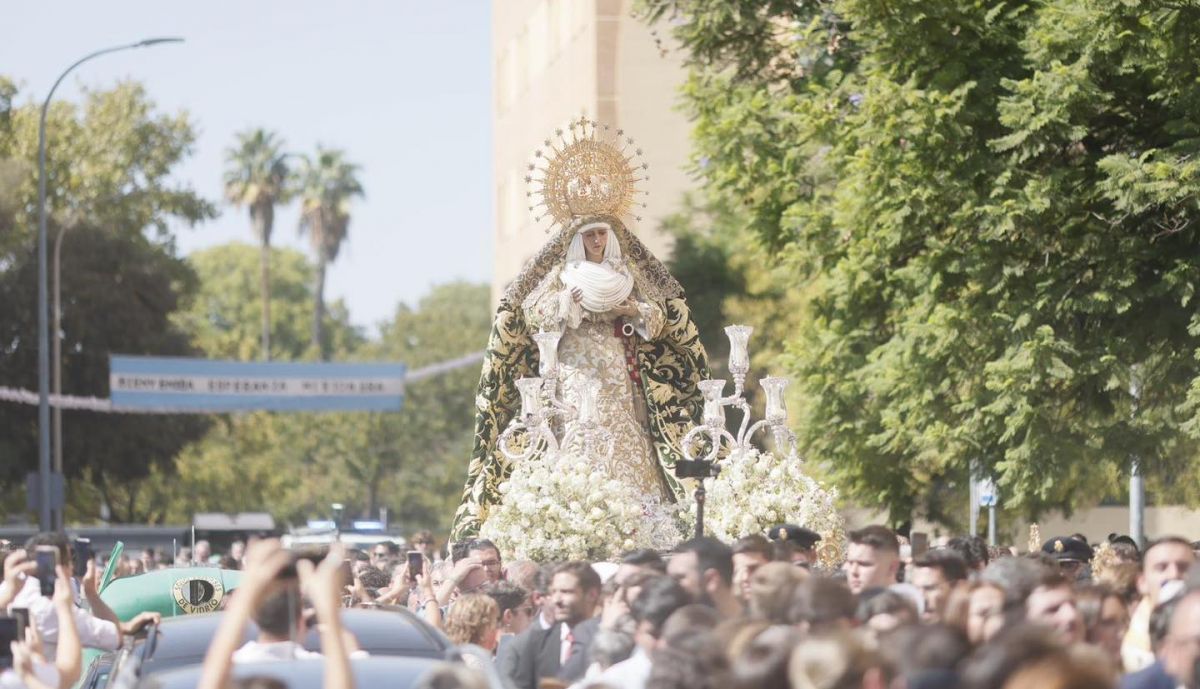 La Esperanza de Triana, en su misión hacia el Polígono.