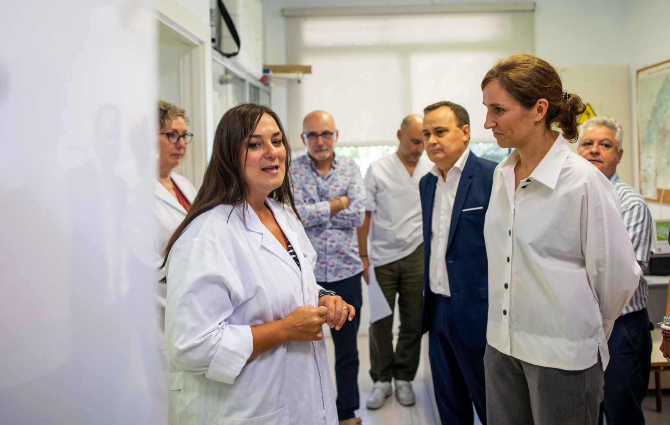 Mónica García, ministra de Sanidad, a la derecha.