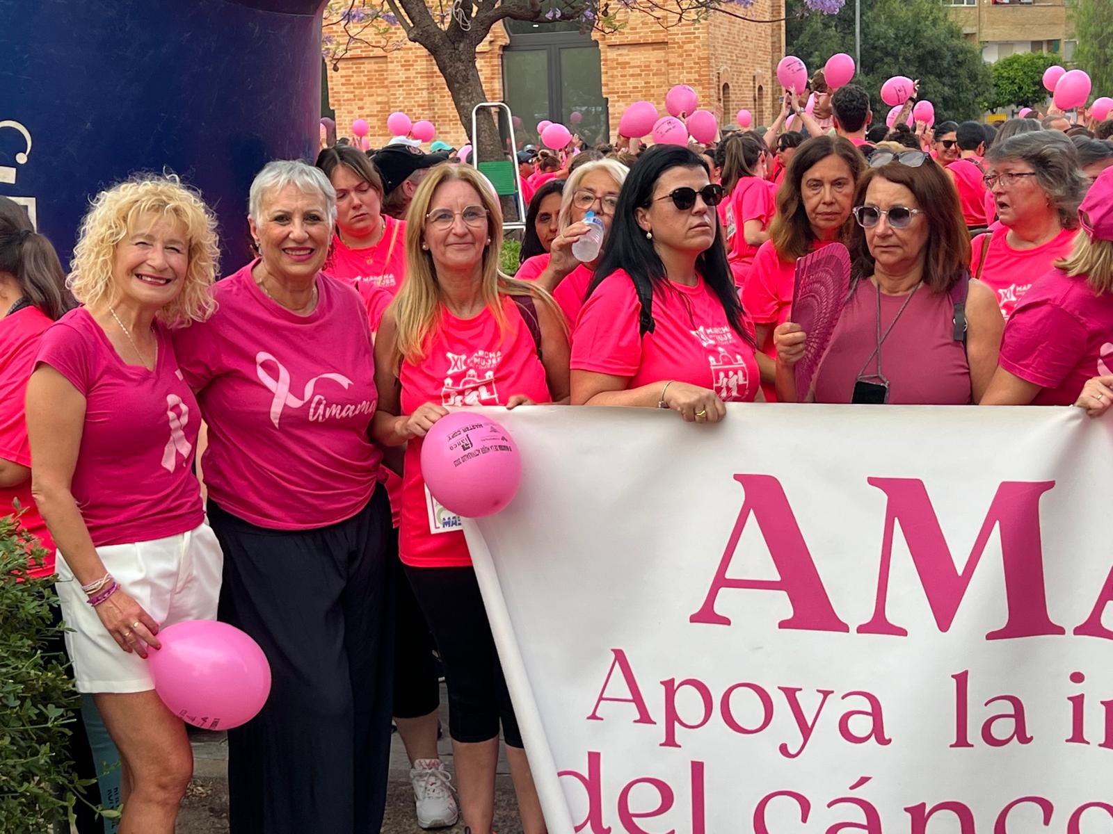 Mujeres de Amama, en una marcha para apoyar la investigación del cáncer de mama.