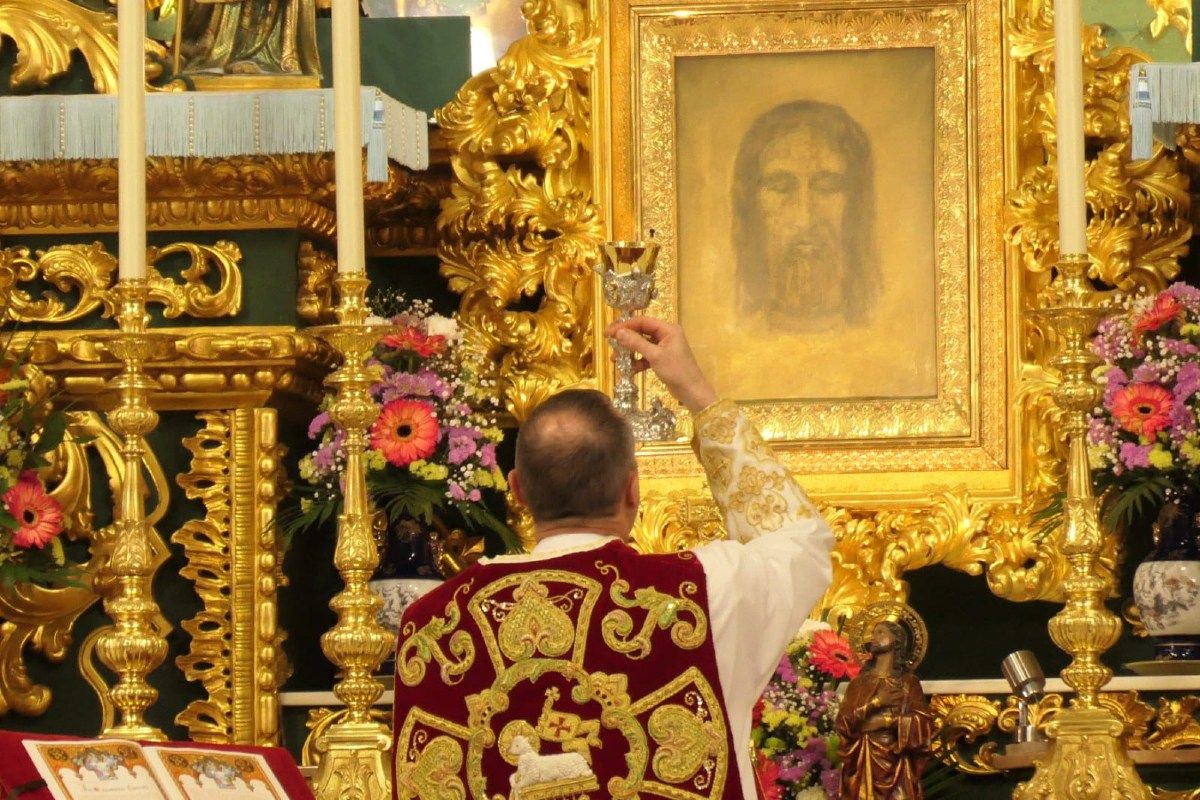 Una misa en el interior del templo de la Iglesia Palmariana.