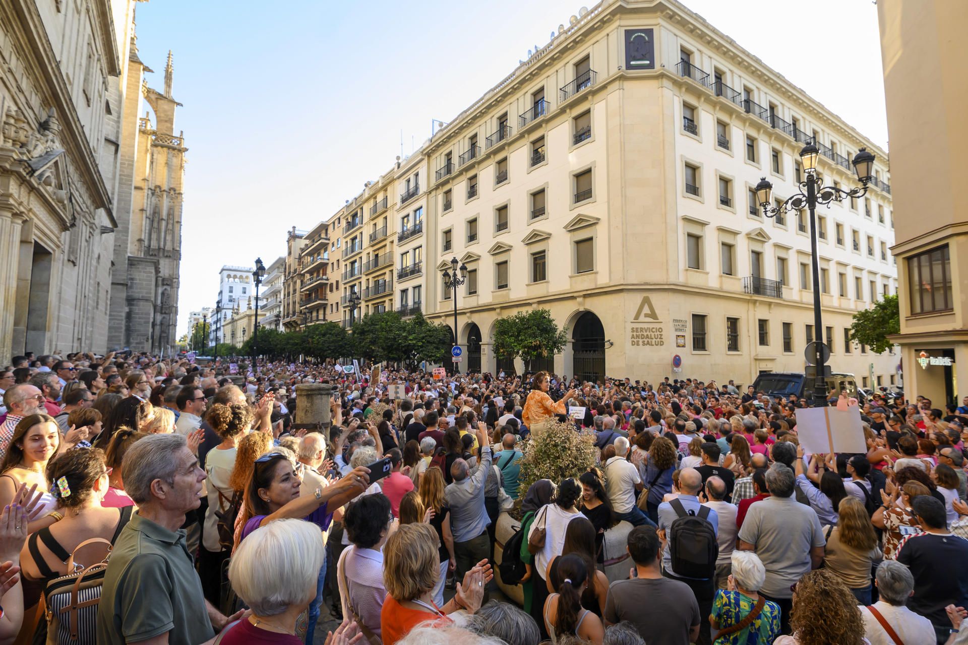 Miles de personas protestan frente al SAS por la crisis del cribado de cáncer de mama, en una imagen de hace unos meses.