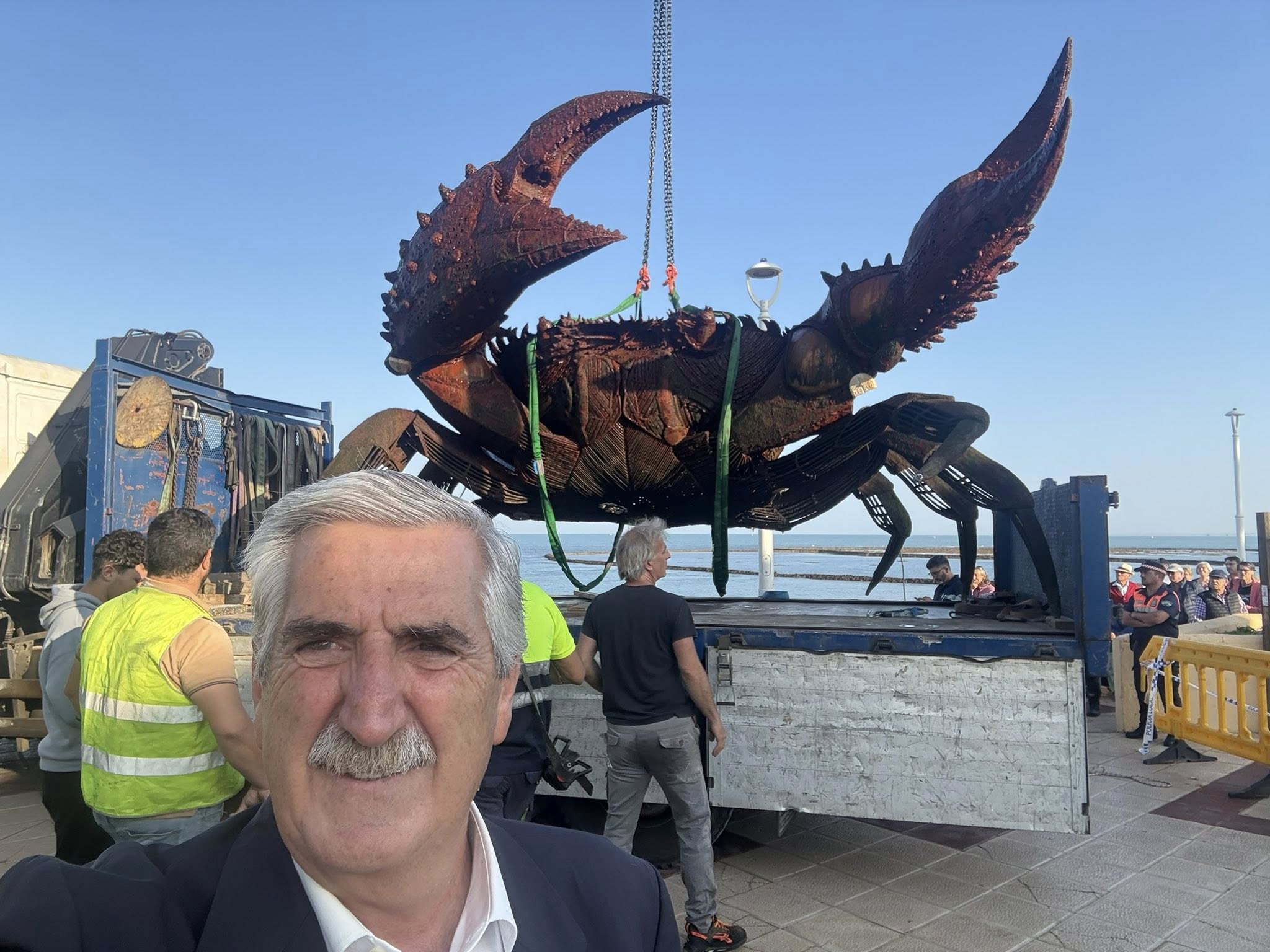 El alcalde, en la retirada del cangrejo.
