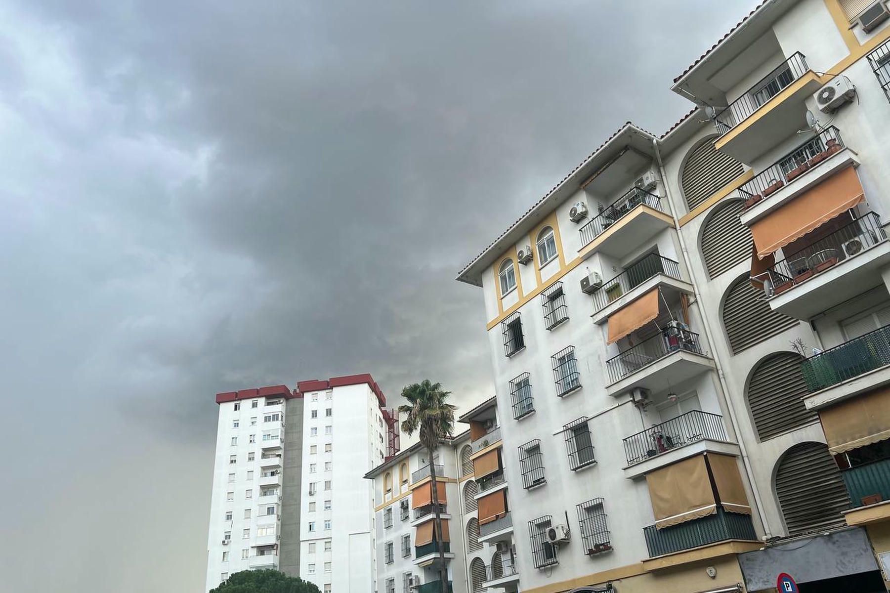 El cielo, ennegrecido en Jerez en la tarde de este viernes.