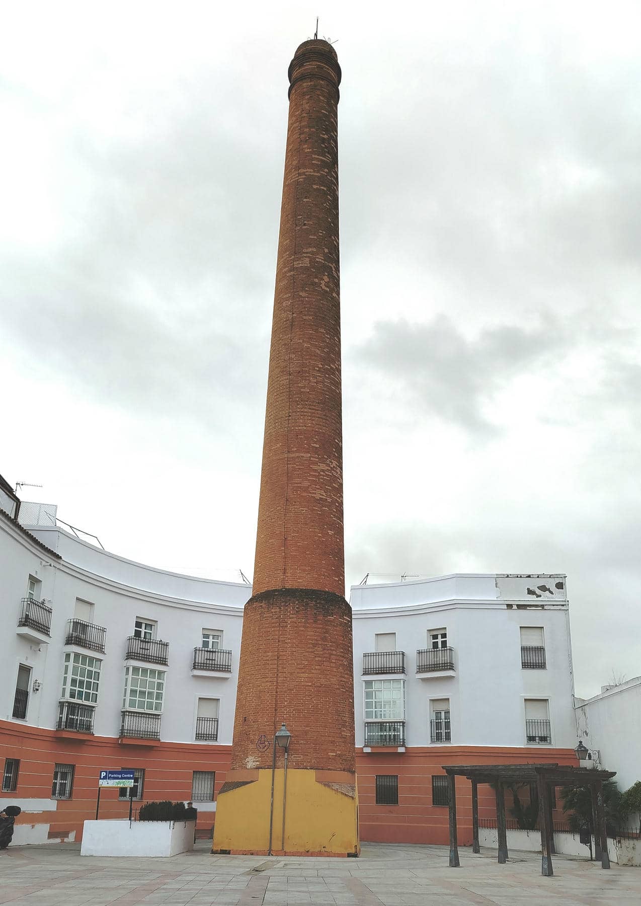 Chimenea de la antigua central electrica de la Compañía Jerezana de Electricidad en la antigua Huerta de Santo Domingo, concebida por Hernández Rubio (1902) (1) (1)