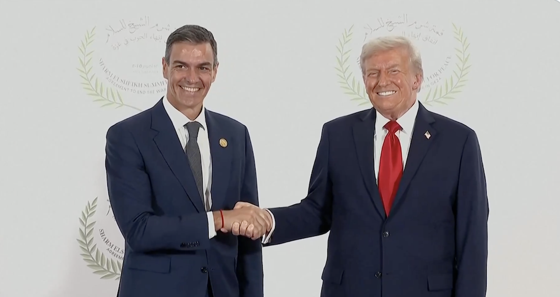 Pedro Sánchez y Donald Trump se saludan en Egipto.