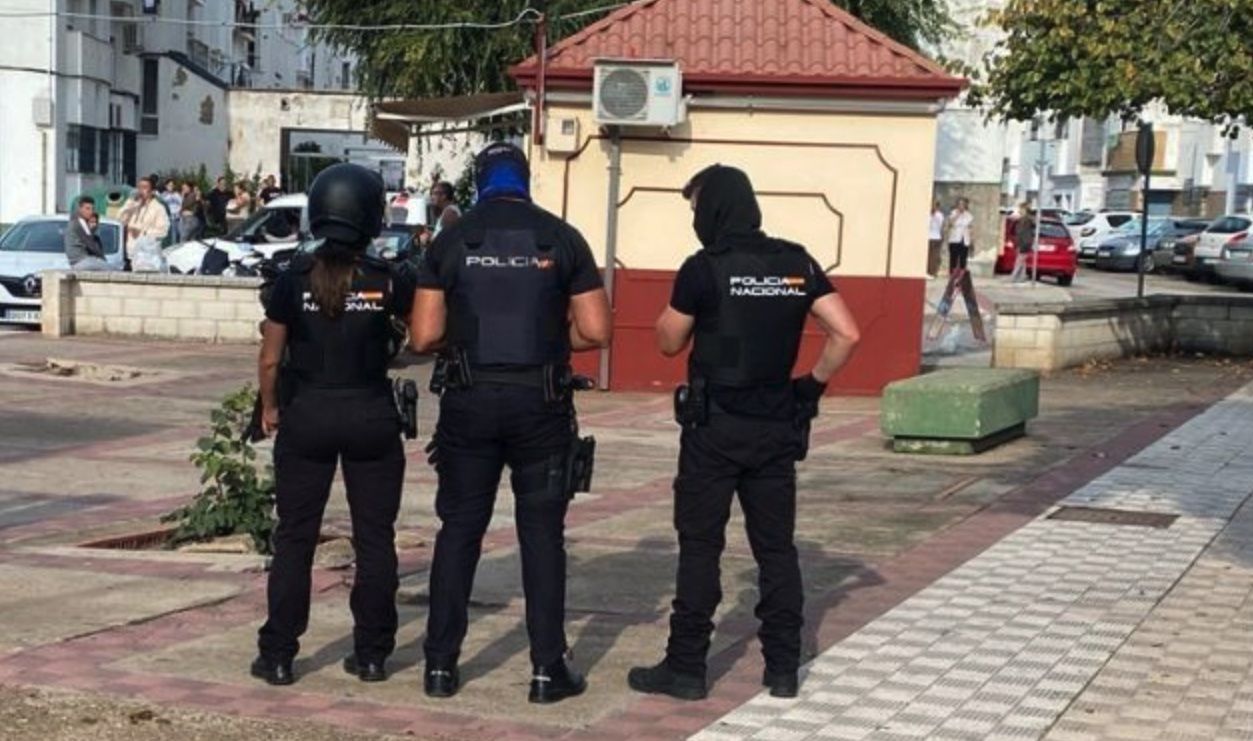 Agentes de la Policía Nacional en Sanlúcar, en una imagen de archivo.