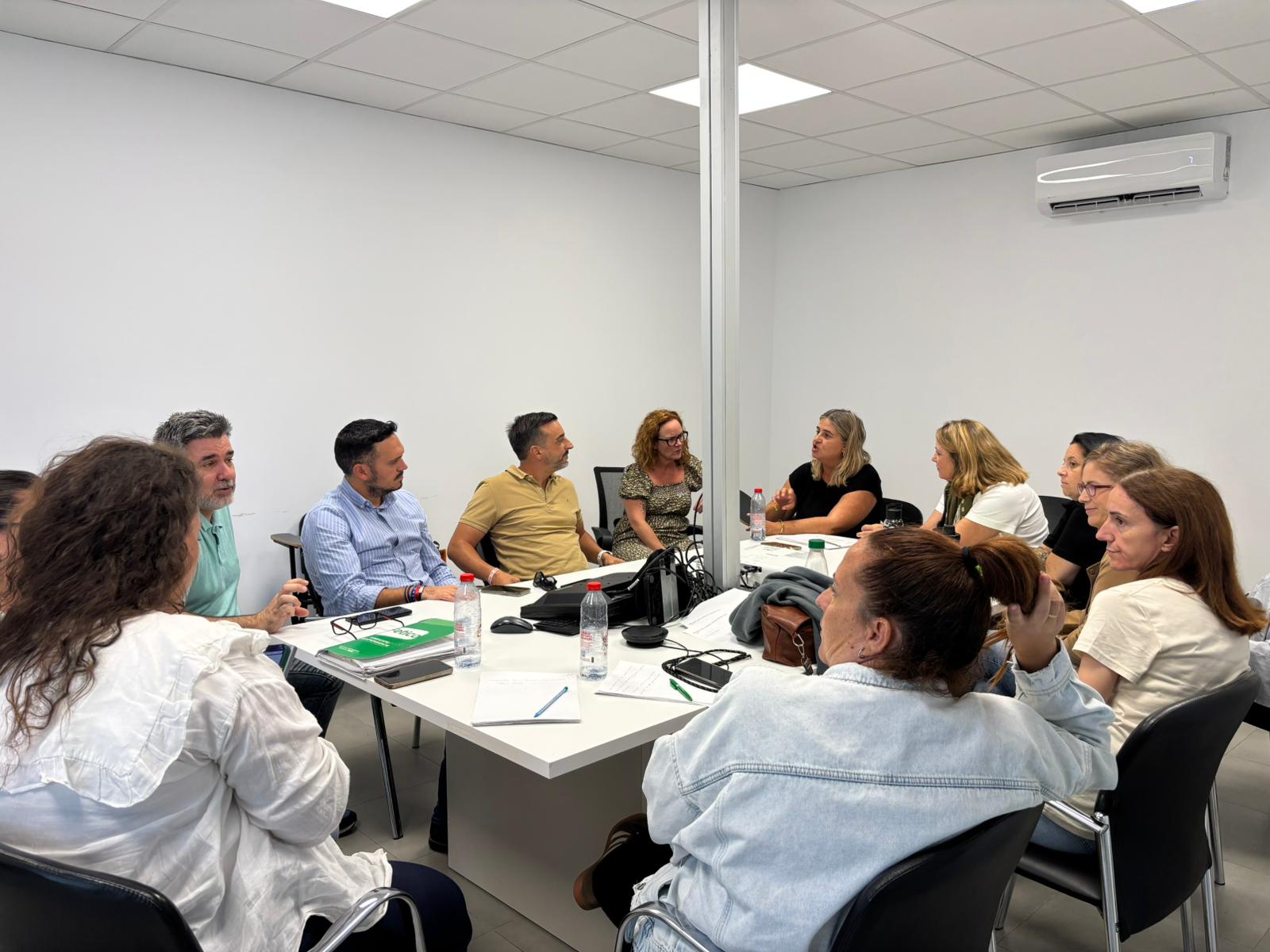 Representantes del PSOE, reunidos con trabajadores de The Phone House en Jerez.