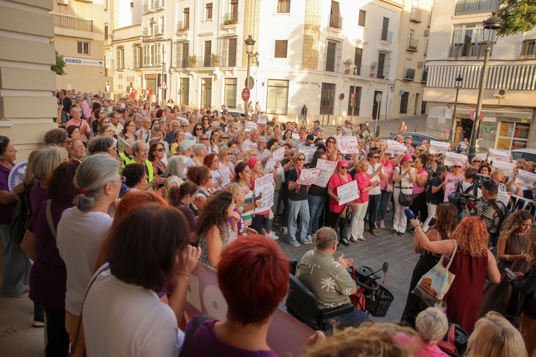 Una concentración en Jerez por los casos de cribados de cáncer de mama en Andalucía.