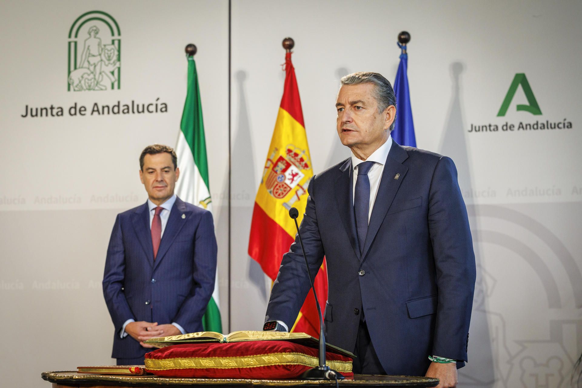 Antonio Sanz, en su toma de posesión como consejero de Salud, ante la atenta mirada de Juanma Moreno.