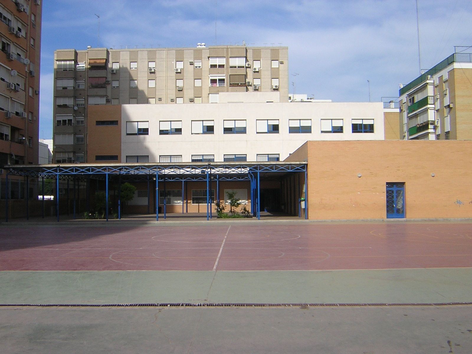 Colegio donde estudiaba la joven que se ha suicidado.