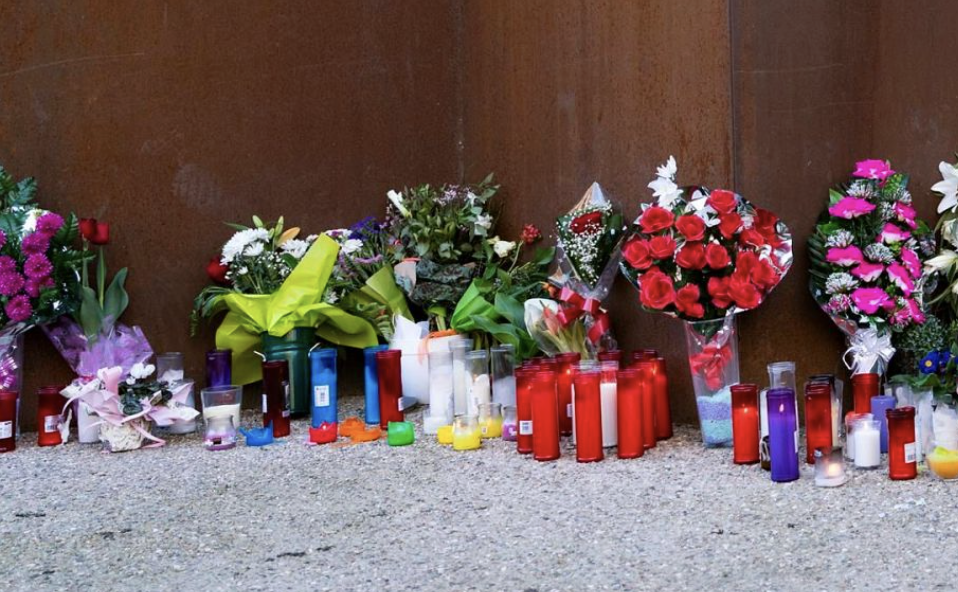 Flores en recuerdo de las gemelas de Sallent tras la tragedia.