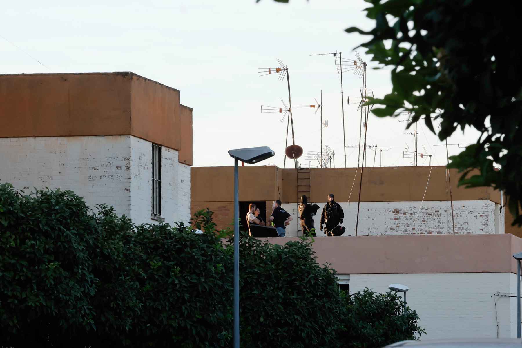Una imagen del despliegue policial tras el atrincheramiento de un hombre en Brenes. FOTO: EFE/José Manuel Vidal Una imagen del despliegue policial tras el atrincheramiento de un hombre en Brenes. FOTO: EFE/José Manuel Vidal
