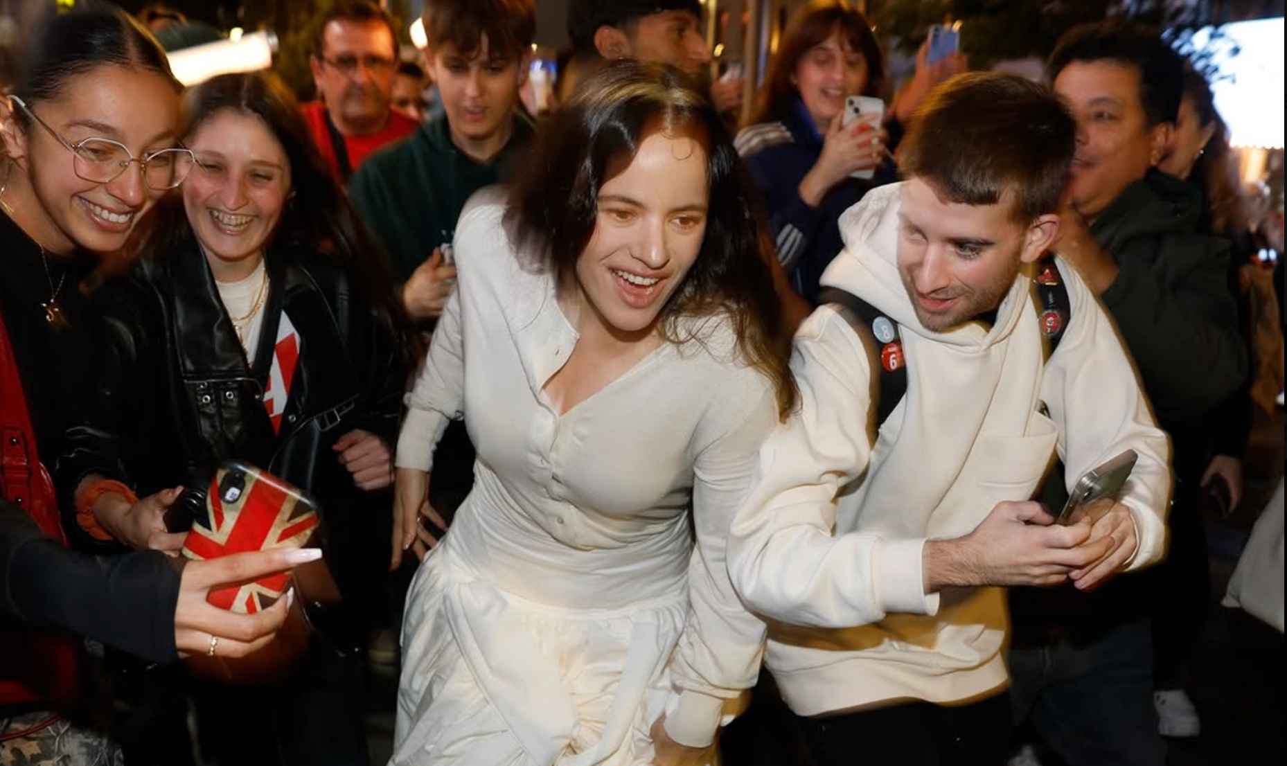 Rosalía corriendo entre sus seguidores en Madrid. Rosalía corriendo entre sus seguidores en Madrid.