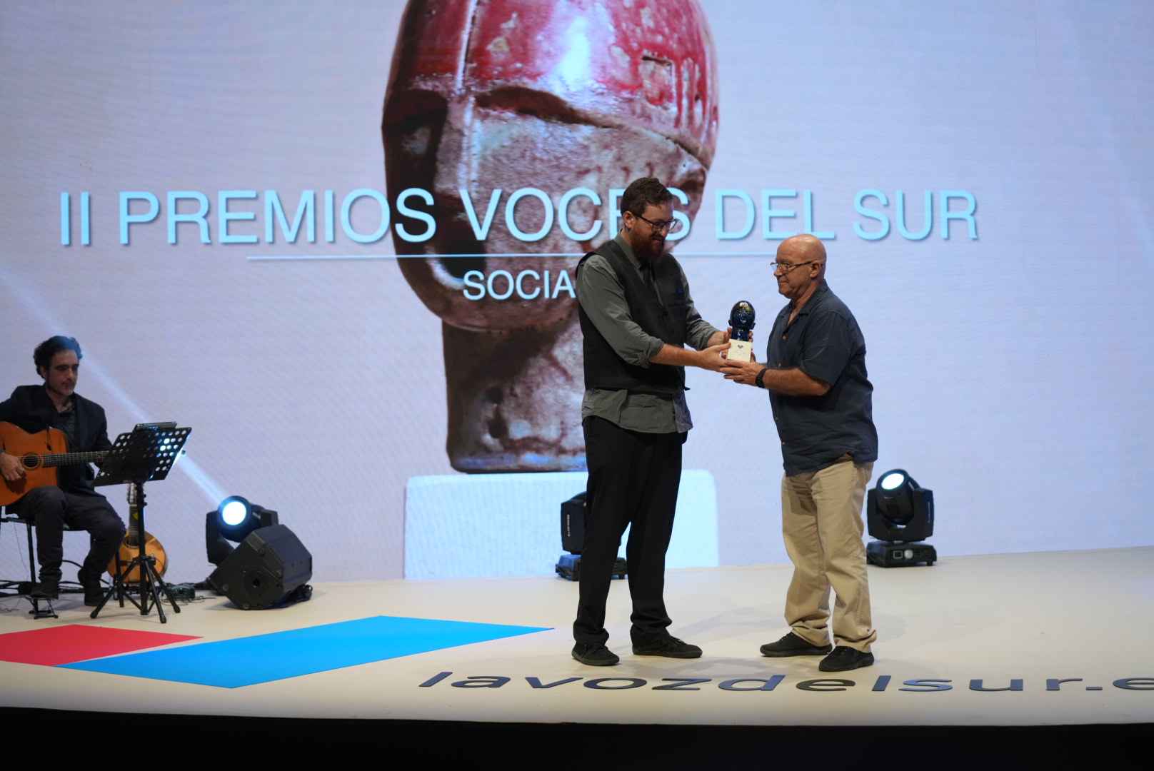 Antonio González Ruano, presidente de Upace San Fernando recibe de Manu García el Premio Voces del Sur en categoria Social.