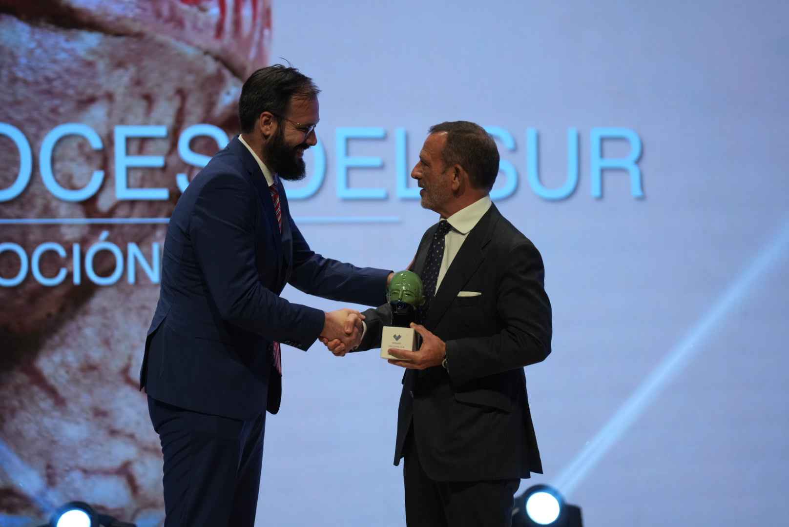 Pablo Fernández Quintanilla entrega el Premio Voces del Sur a Antonio Castro, director general de Andalucía Trade.