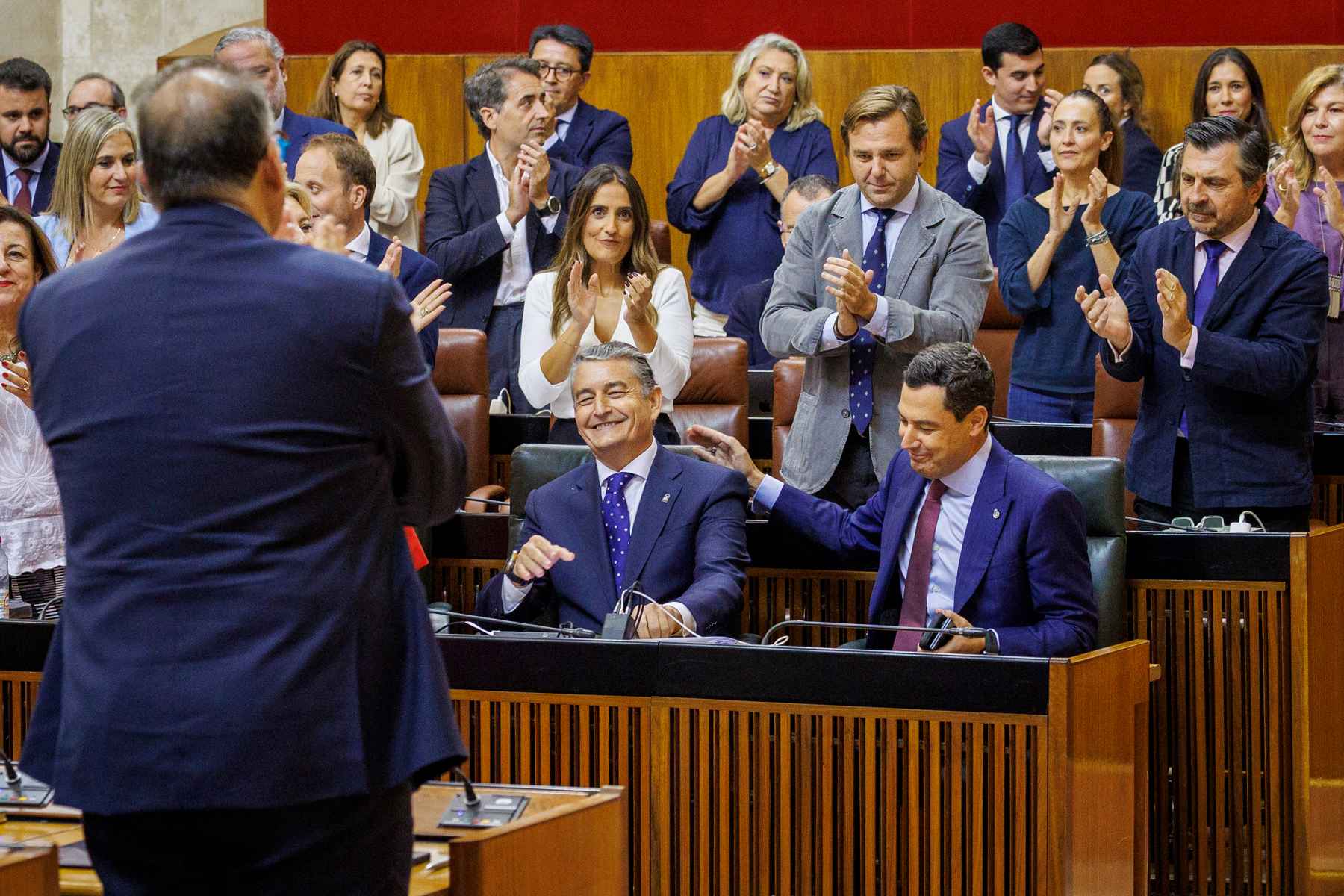 Juanma Moreno felicita al consejero de Sanidad y Presidencia, Antonio Sanz, tras su intervención en el debate general sobre la situación de la sanidad publica.   FOTO: EFE/Julio Muñoz