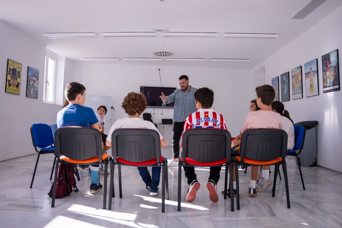 Uno de los docentes imparte clase este jueves, durante la primera semana del primer curso.