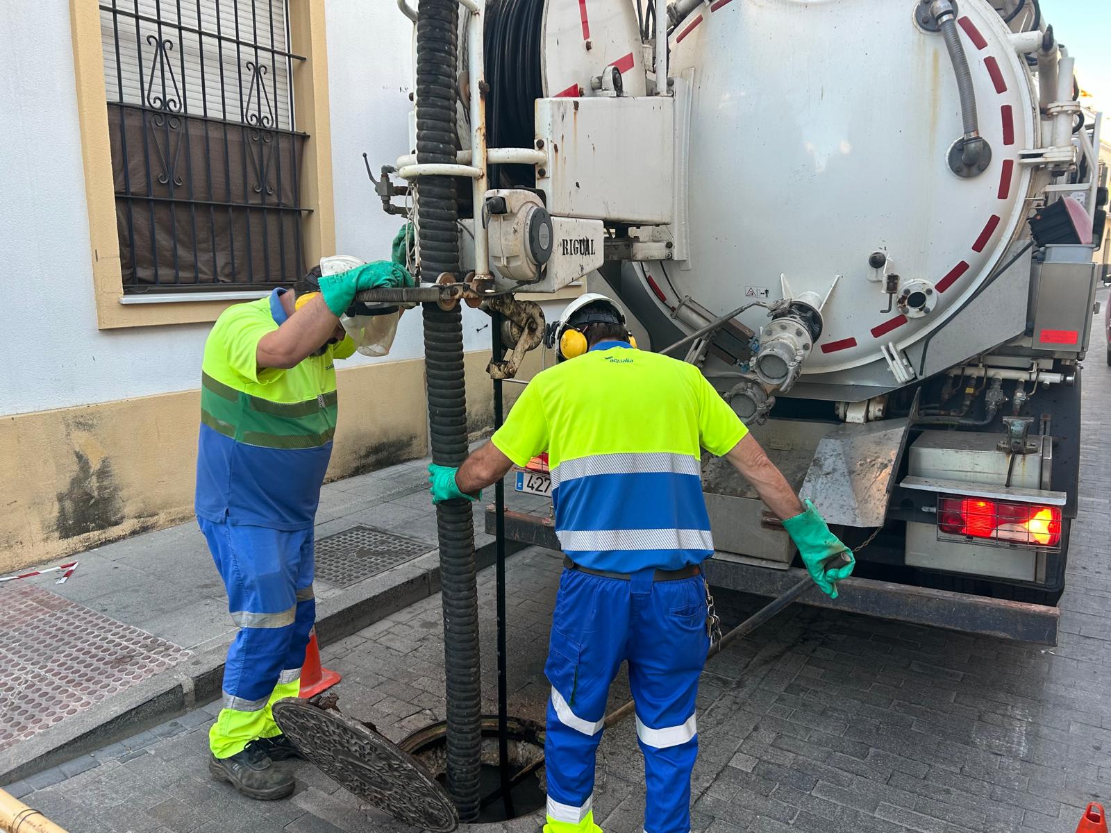Continúan los trabajos de limpieza preventiva de las redes de saneamiento.